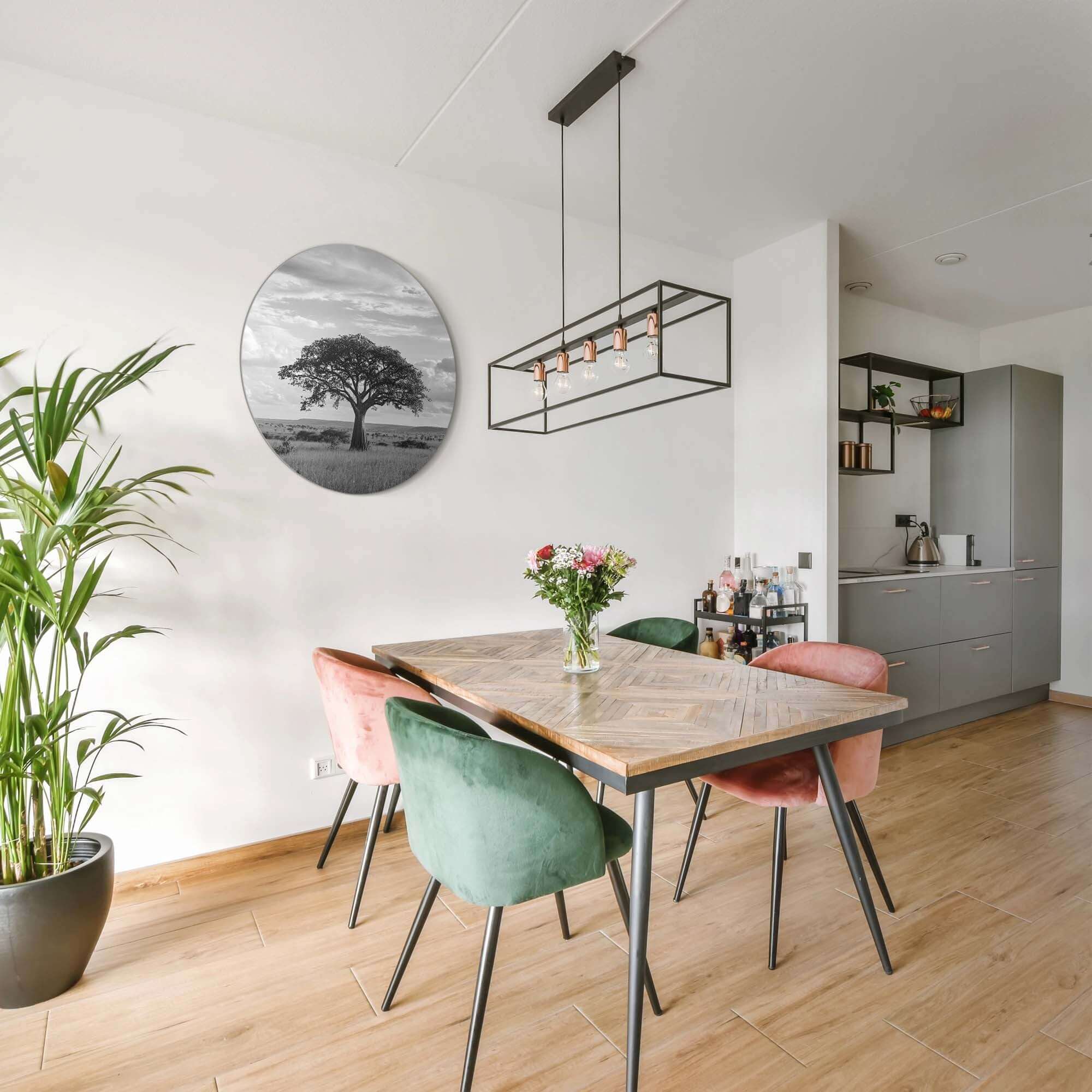 Lone Horizon - Wandbild in einem modernen Esszimmer, ein schwarzer und weißer Wandbild mit einem einsamen Baum an der Wand.