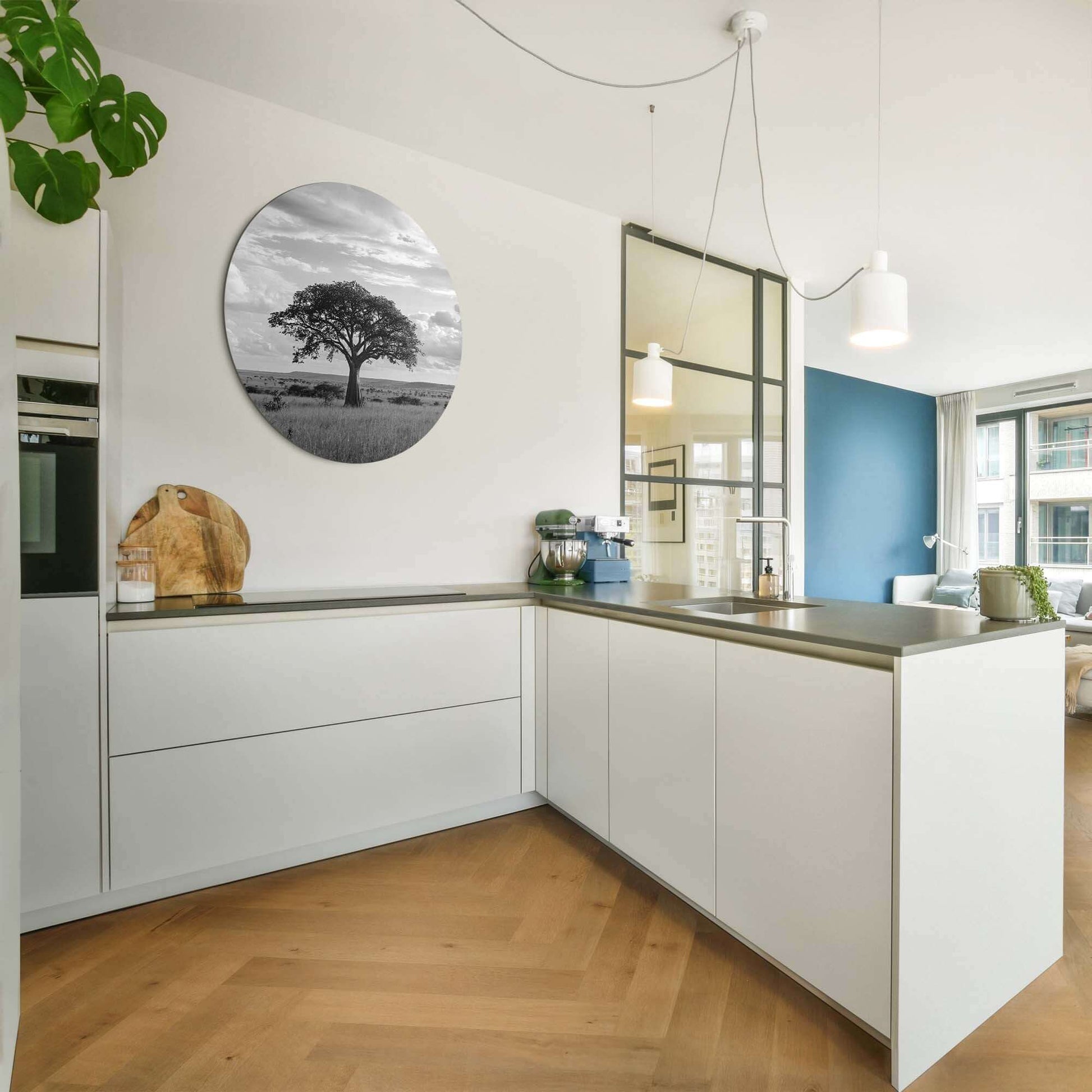 Lone Horizon - Wandbild: Schwarzer und weißer Wandbild eines einsamen Baumes, perfekt für eine stilvolle Küche. Schlüsselwörter: Wandbild, Wandbilder, Wandbild.