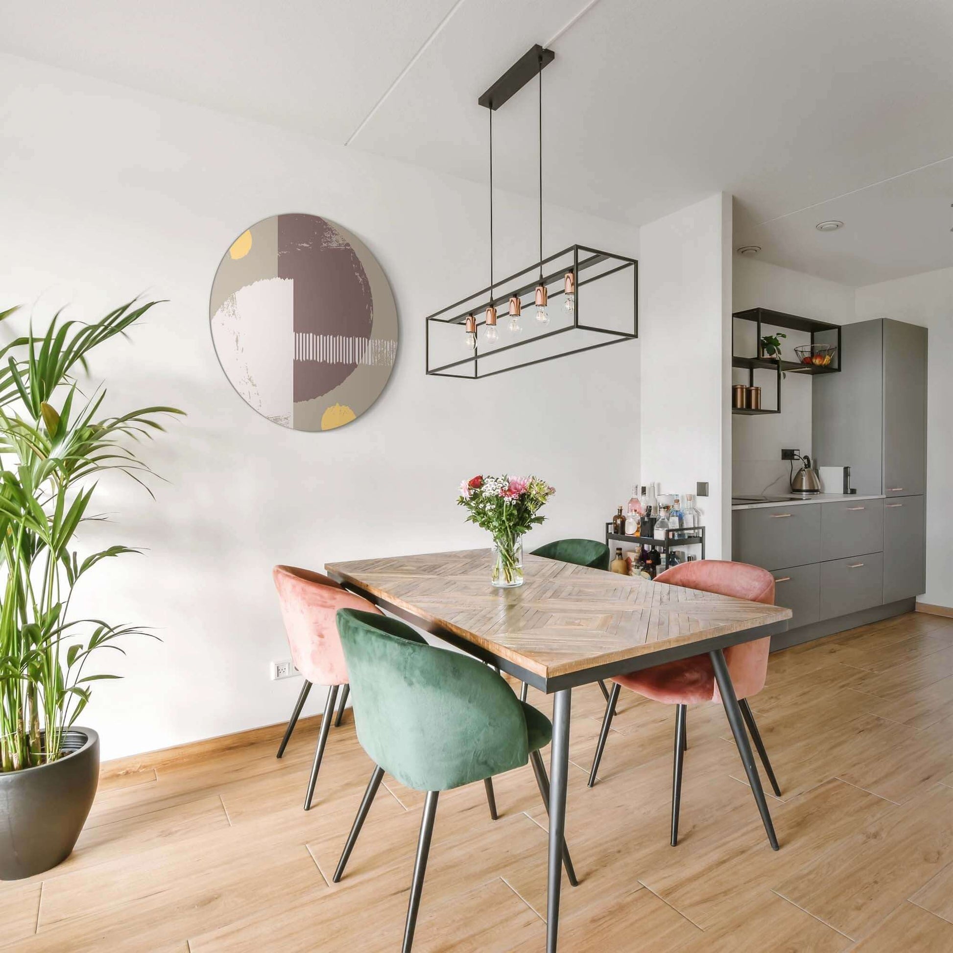 Lunar Balance - Wandbild, ein moderner Wandbild mit abstrakten Formen in Erdtönen, stilvoll im Esszimmer