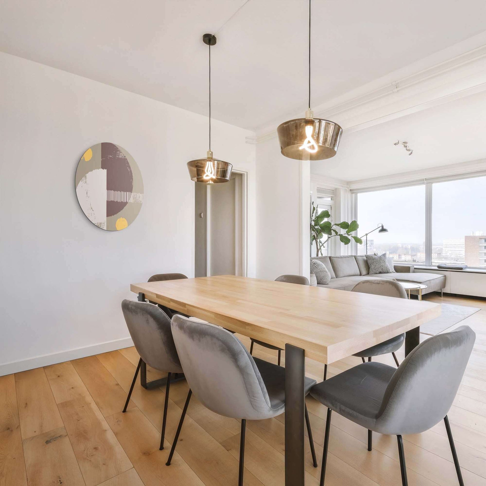 Lunar Balance - Wandbild in einem modernen Esszimmer mit Holztisch und grauen Stühlen, aufgewertet durch subtile Erdtöne und abstraktes Design.