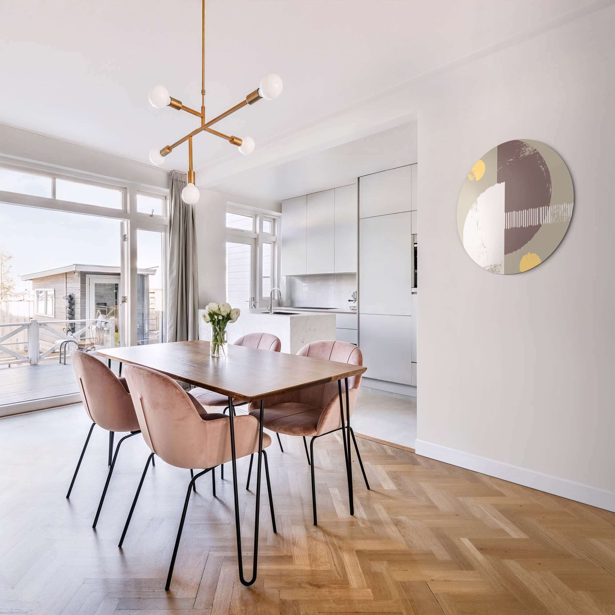 Lunar Balance - Wandbild im modernen Esszimmer mit pastellfarbenen Stühlen und Holztisch. Auffälliger Wandbild in abstraktem Design.