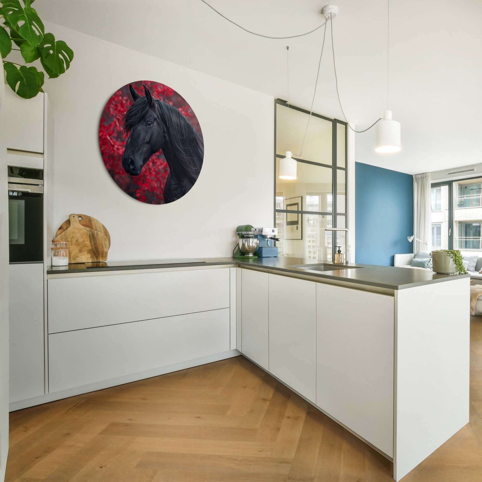 Midnight Ember - Wandbild in moderner Küche mit schwarzem Pferd und roter Herbstlaubdekoration.