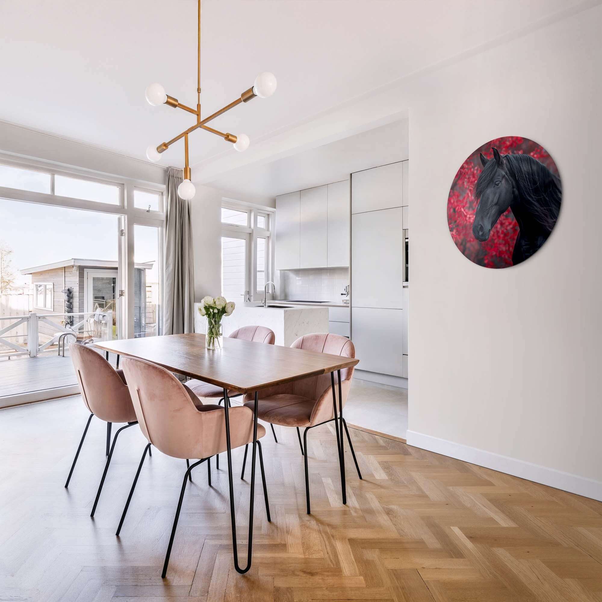 Elegantes Interieur mit Midnight Ember - Wall Circle und einem Esstisch aus Holz mit stilvollen Stühlen.