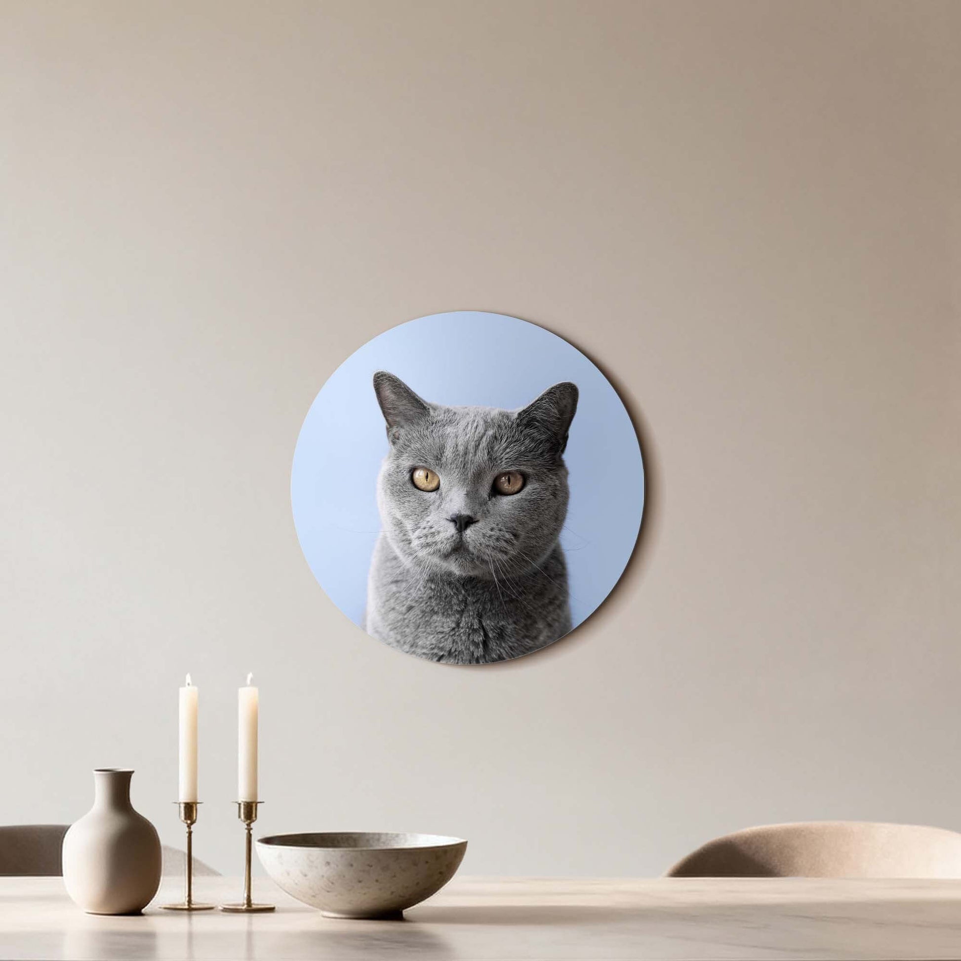 Misty Mood - Wandbild einer grauen Katze auf einem sanften blauen Hintergrund, perfekt für moderne Wanddekoration.