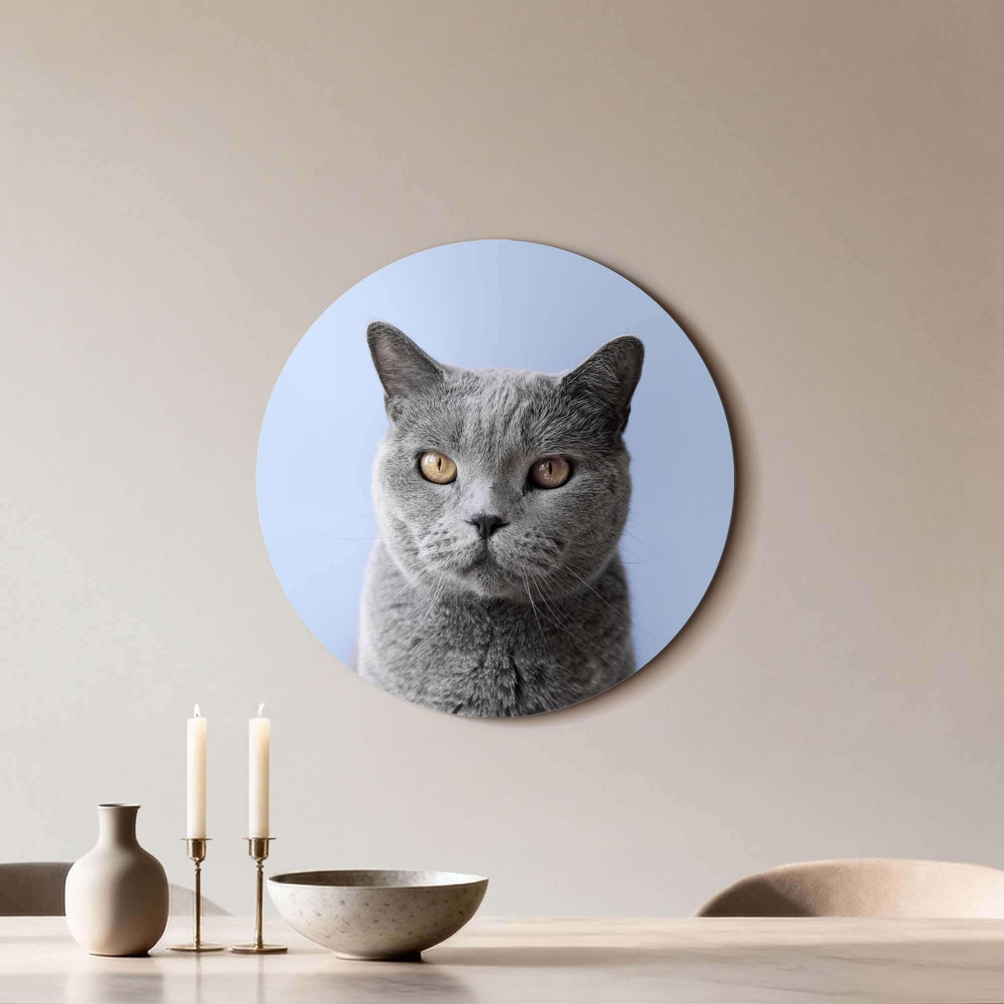 Misty Mood - Wandbild mit einer grauen Katze auf einem sanften blauen Hintergrund, perfekt für die Wanddekoration.