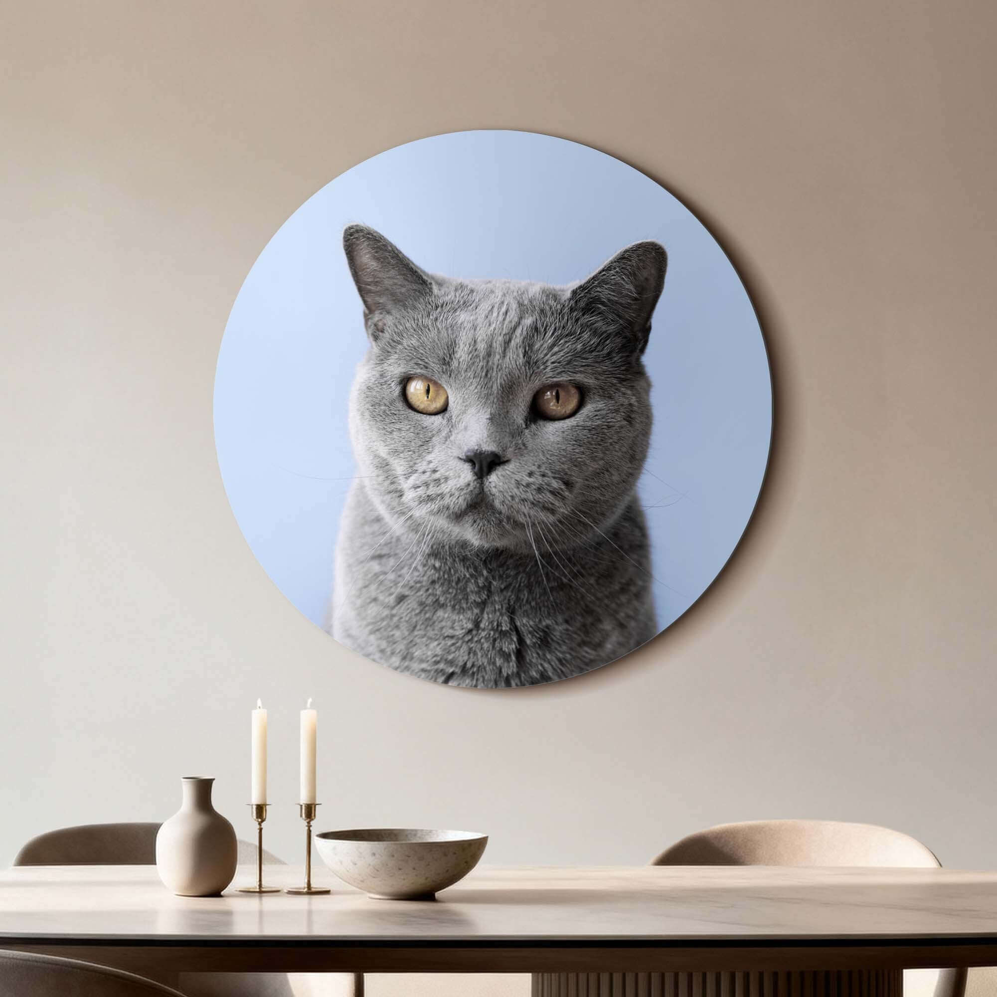 Misty Mood - Wandbild einer grauen Katze auf einem sanften blauen Hintergrund, Wanddekoration für ein elegantes Interieur.