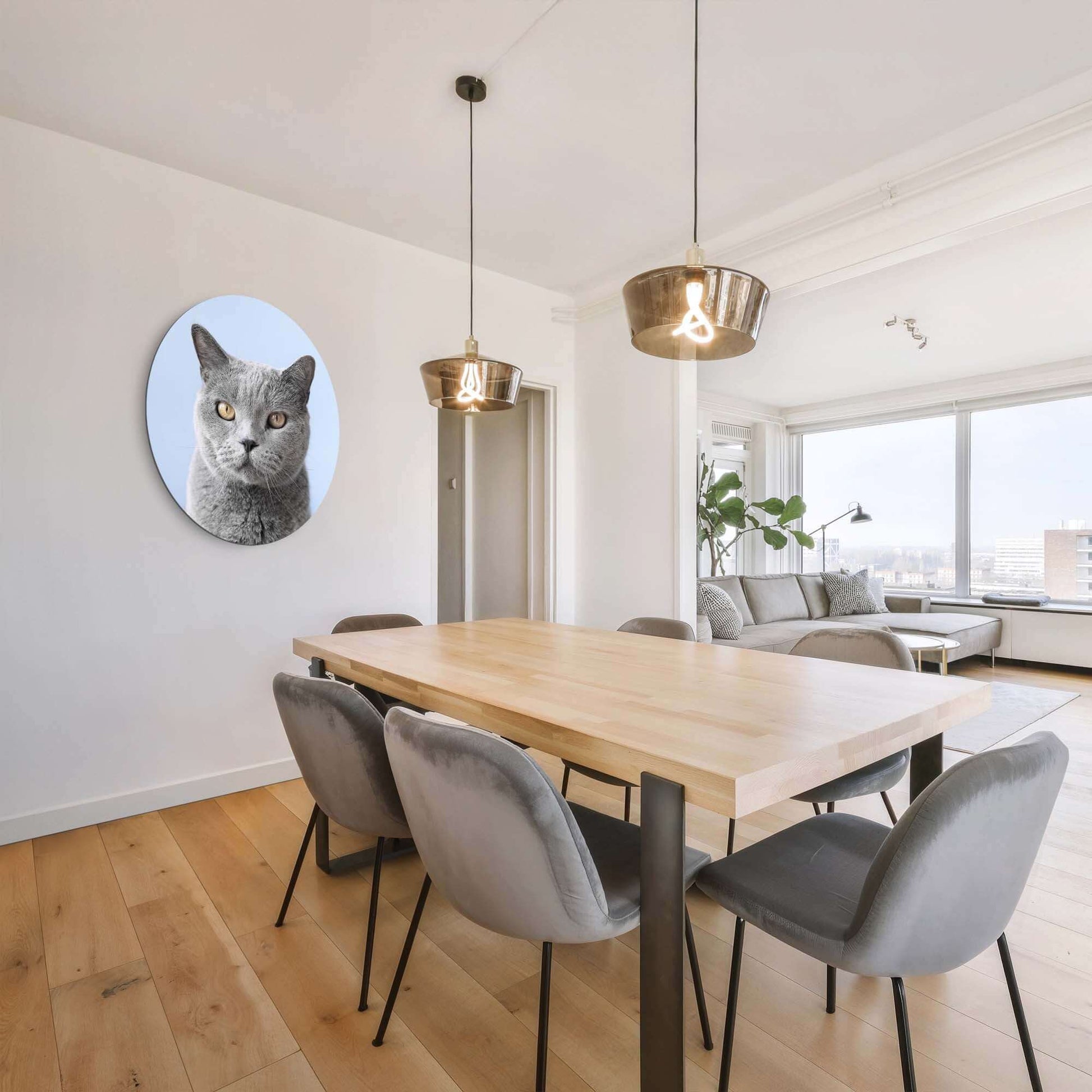 Misty Mood - Wandbild mit grauer Katze vor zartblauem Hintergrund in modernem Interieur