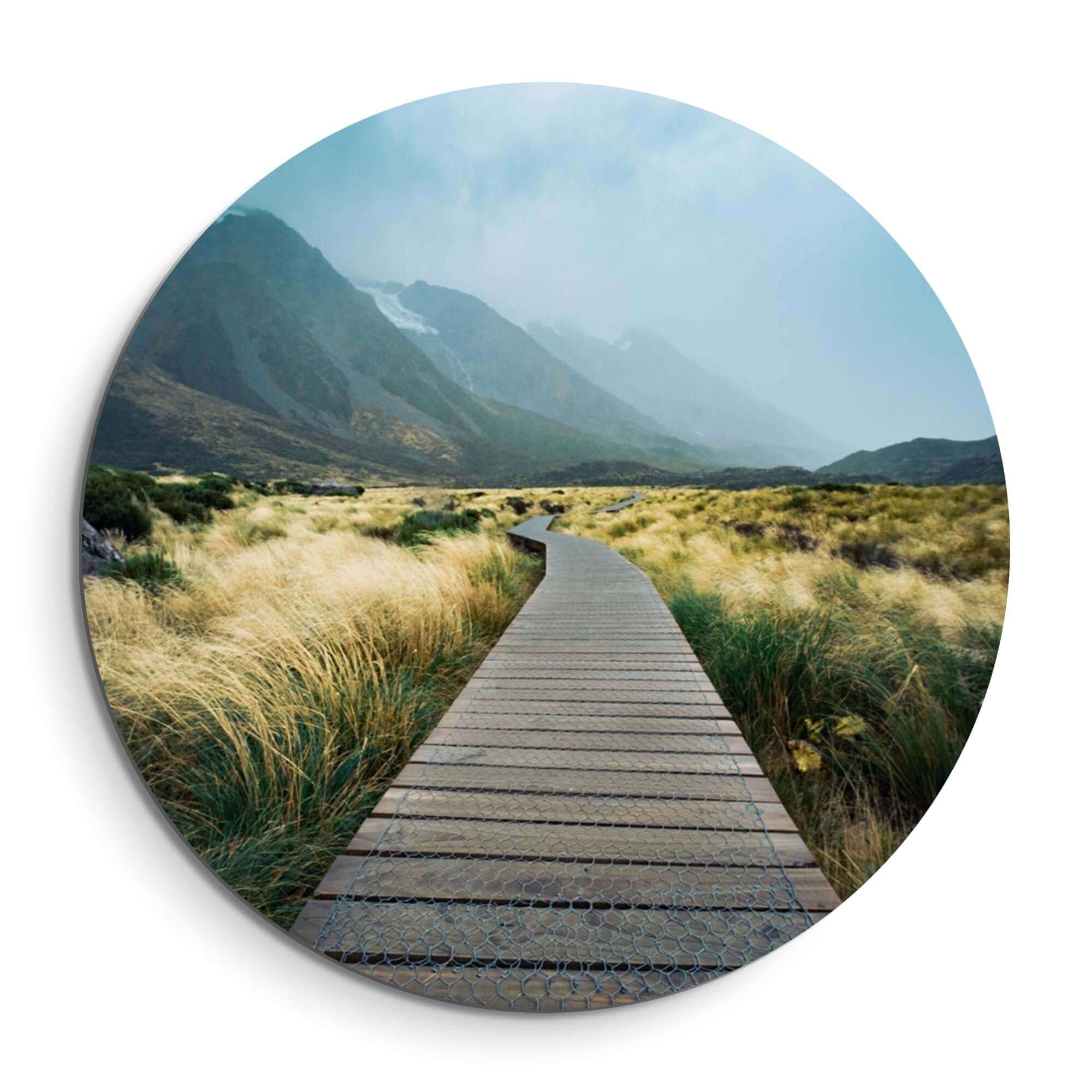 Misty Valley Trail - Wandbild mit Holzpfad in nebligen Bergen und friedlicher Umgebung.