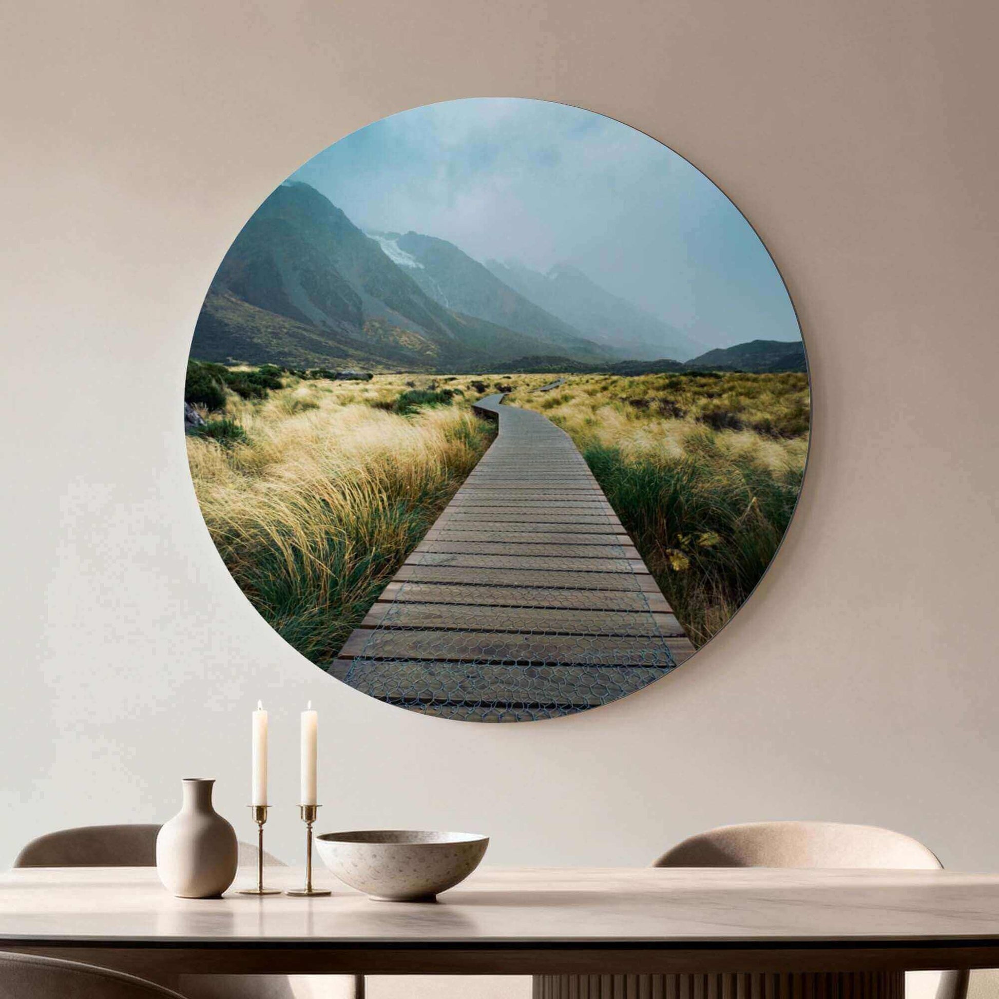 Misty Valley Trail - Wandbild mit Holzpfad in nebligen Bergen, bringt Ruhe und Freiheit in Ihr Inneres.