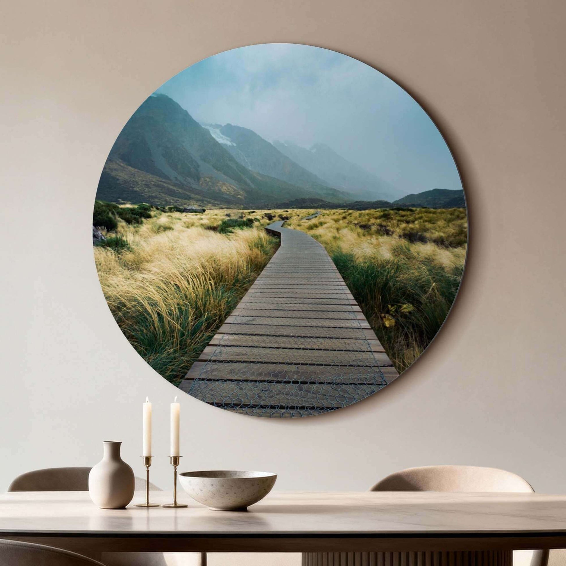 Misty Valley Trail - Wandbild mit Holzpfad durch die nebligen Berge. Ideal für Ihr Interieur.