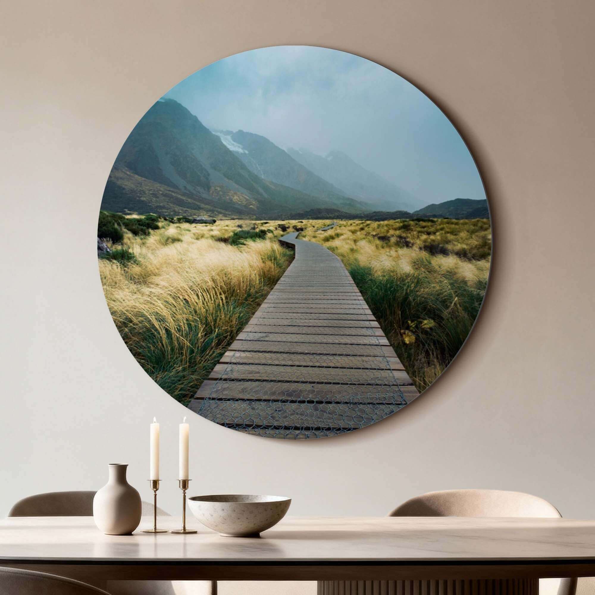 Misty Valley Trail - Wandbild mit Holzpfad durch die nebligen Berge. Ideal für Ihr Interieur.