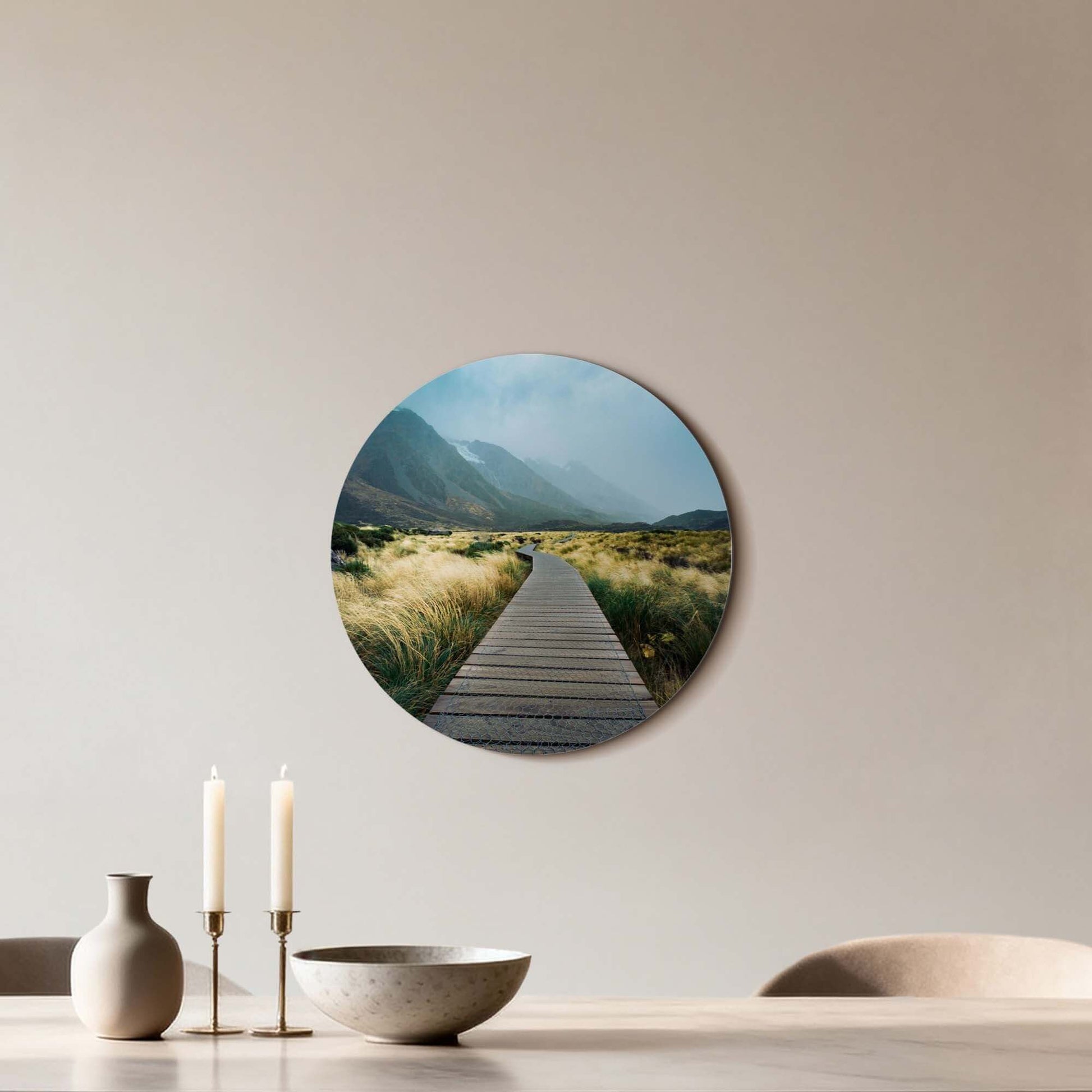 Misty Valley Trail - Wandbild mit Holzpfad durch neblige Berge und üppiges Grün, perfekt für die Inneneinrichtung.