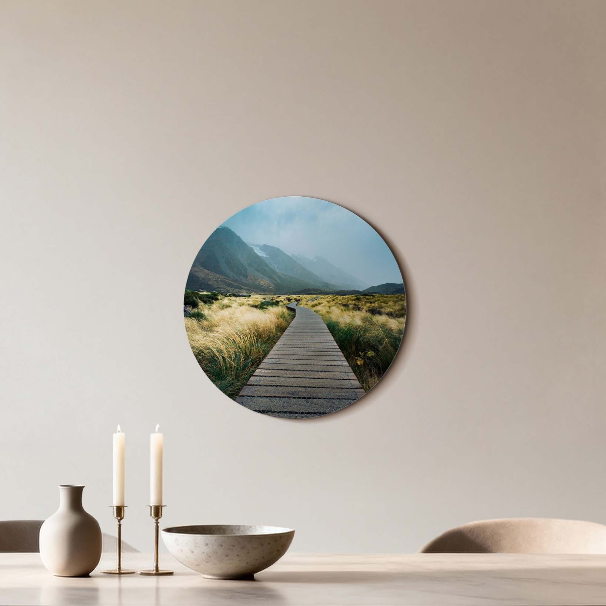 Misty Valley Trail - Wandbild mit Holzpfad durch neblige Berge und üppiges Grün, perfekt für die Inneneinrichtung.
