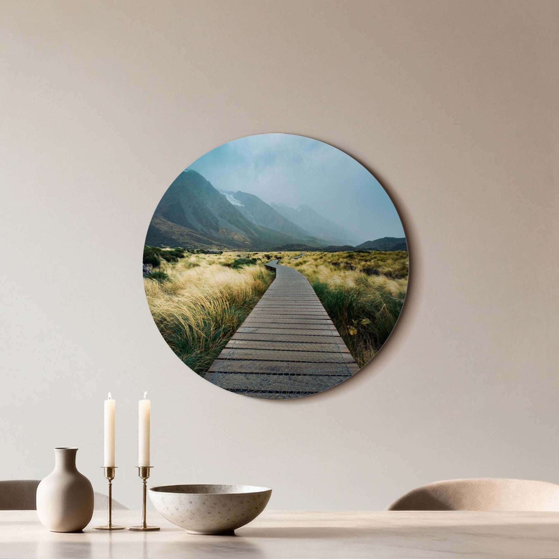 Misty Valley Trail - Wall Circle, ein hölzerner Fußweg zwischen Bergen und Nebel im Innendesign.