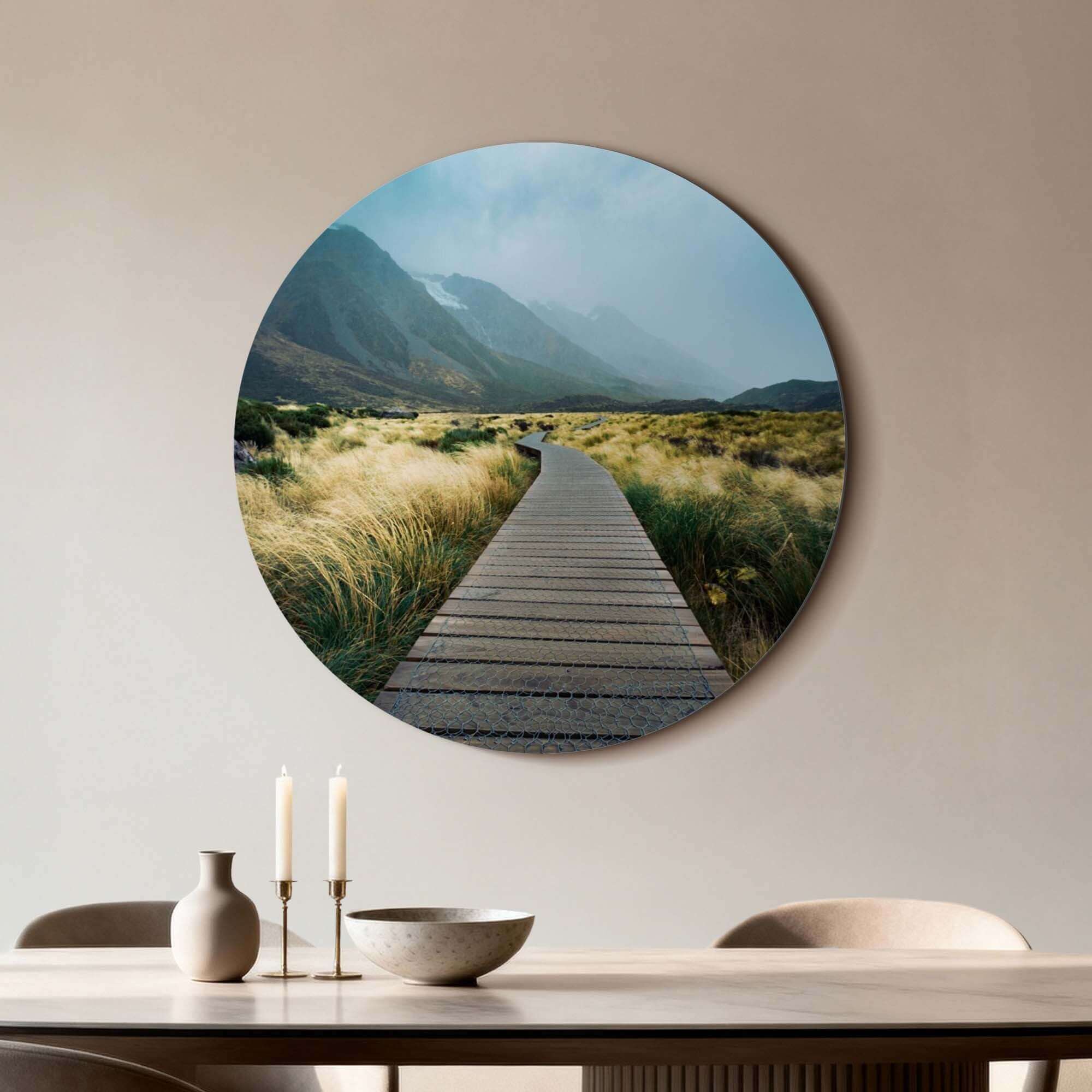 Misty Valley Trail - Wandbild mit Holzpfad in nebligen Bergen.