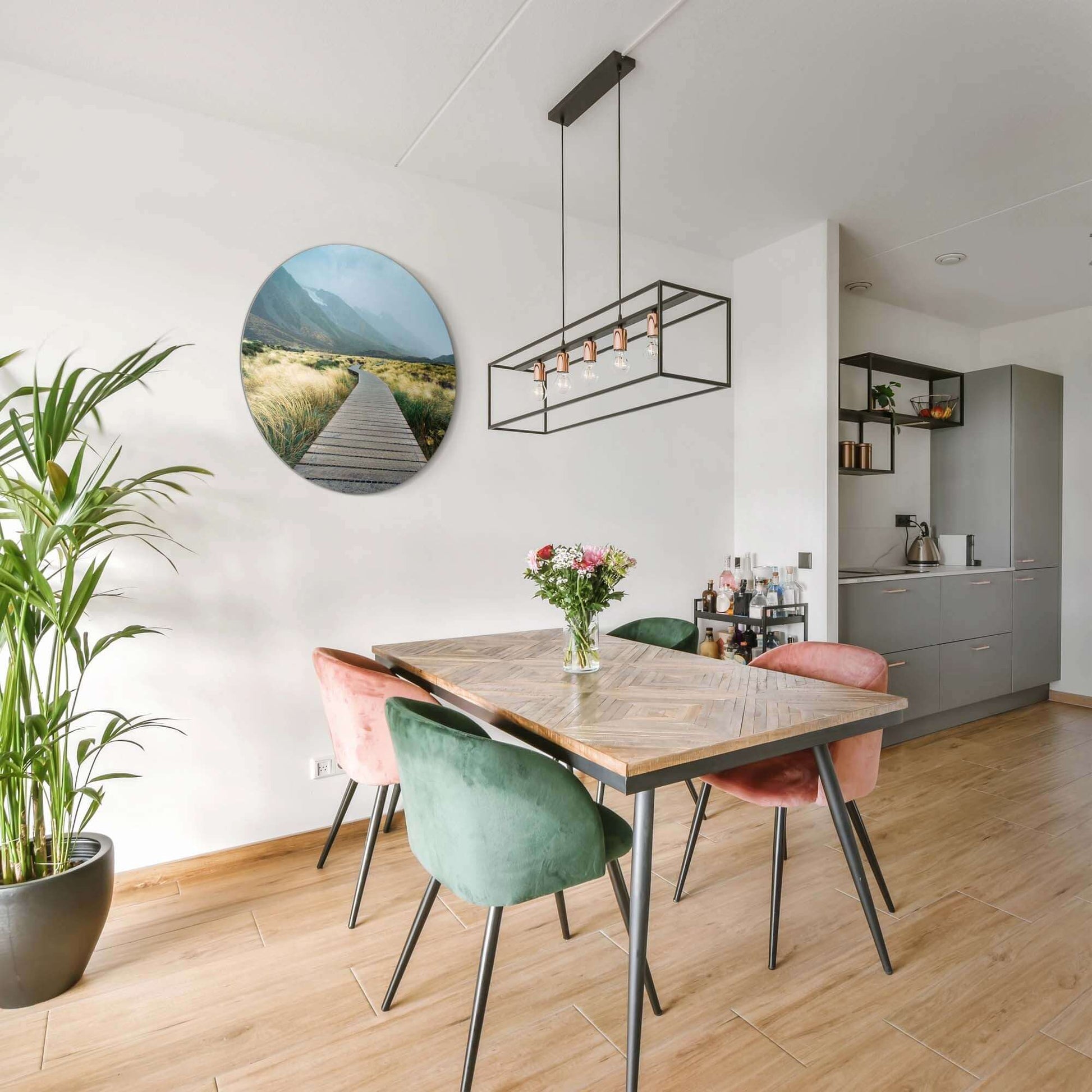 Misty Valley Trail - Wandbild an einer Wand über einem hölzernen Esstisch in einer modernen Küche