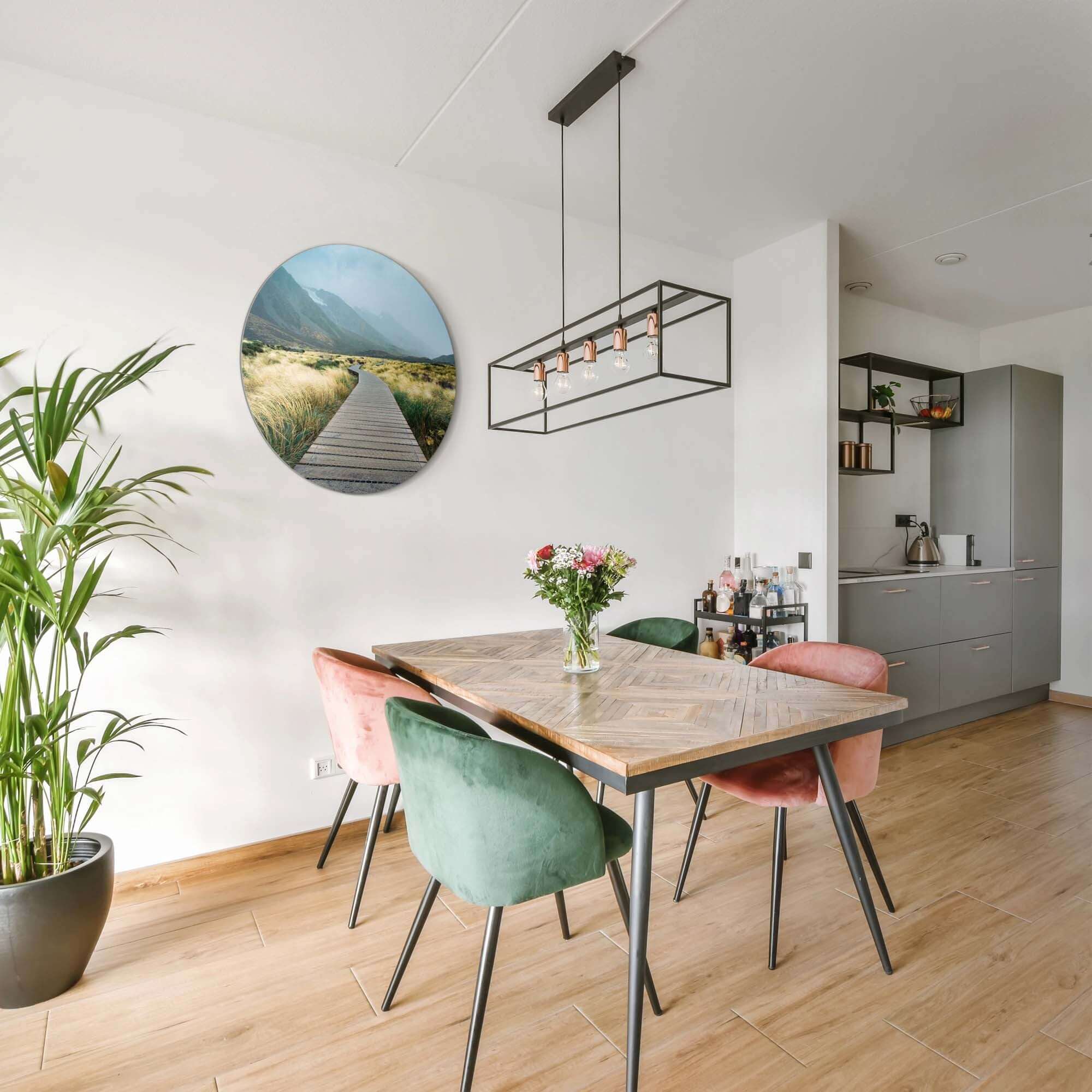 Misty Valley Trail - Wandbild an einer Wand über einem hölzernen Esstisch in einer modernen Küche