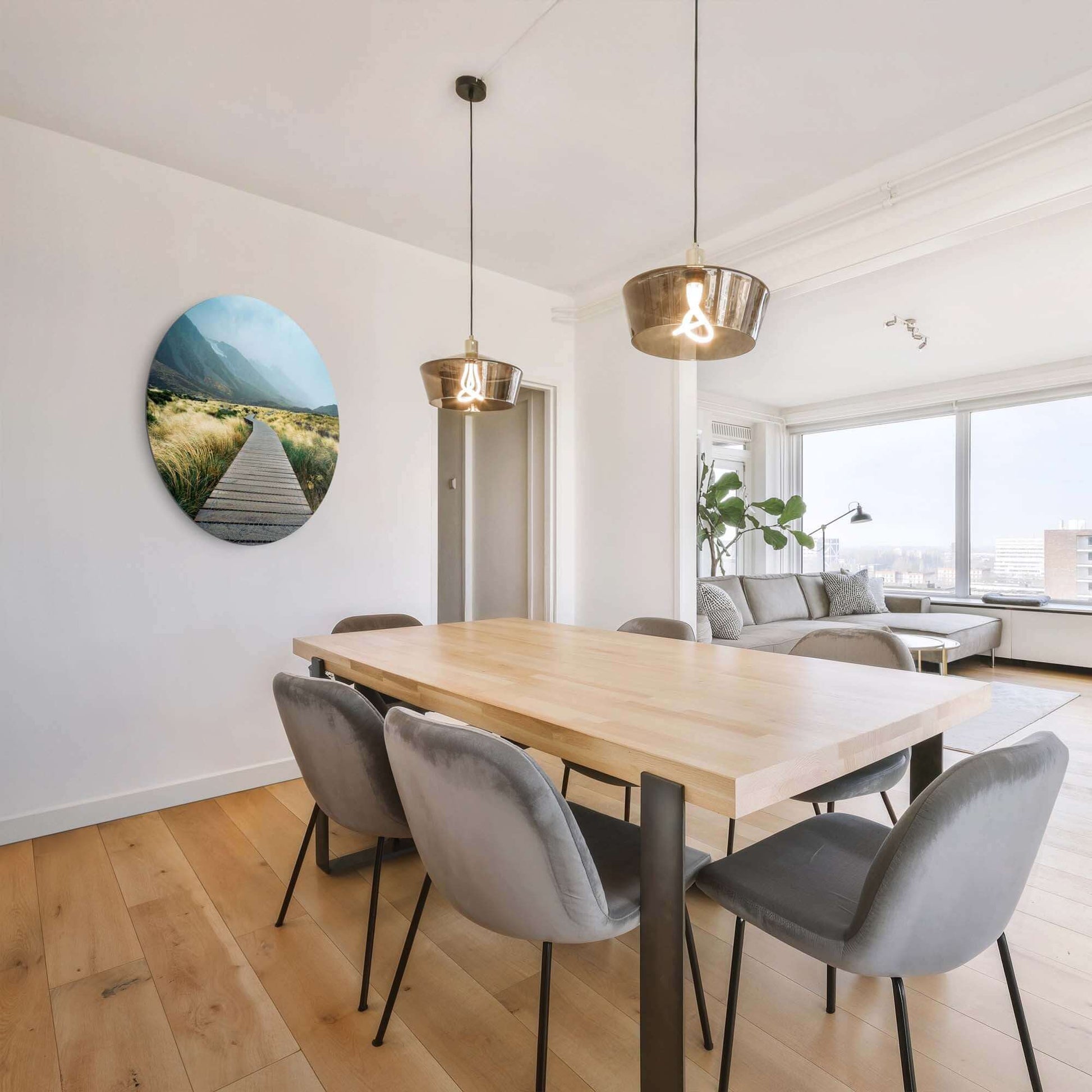 Misty Valley Trail - Wandbild in modernem Interieur mit Holztisch und gemütlicher Beleuchtung.