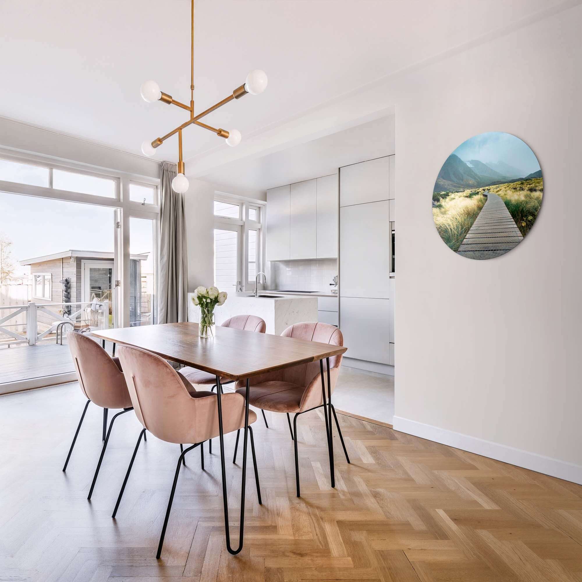 Misty Valley Trail - Wandbild über einem Esstisch in einem hellen Wohnzimmer mit modernem Dekor.