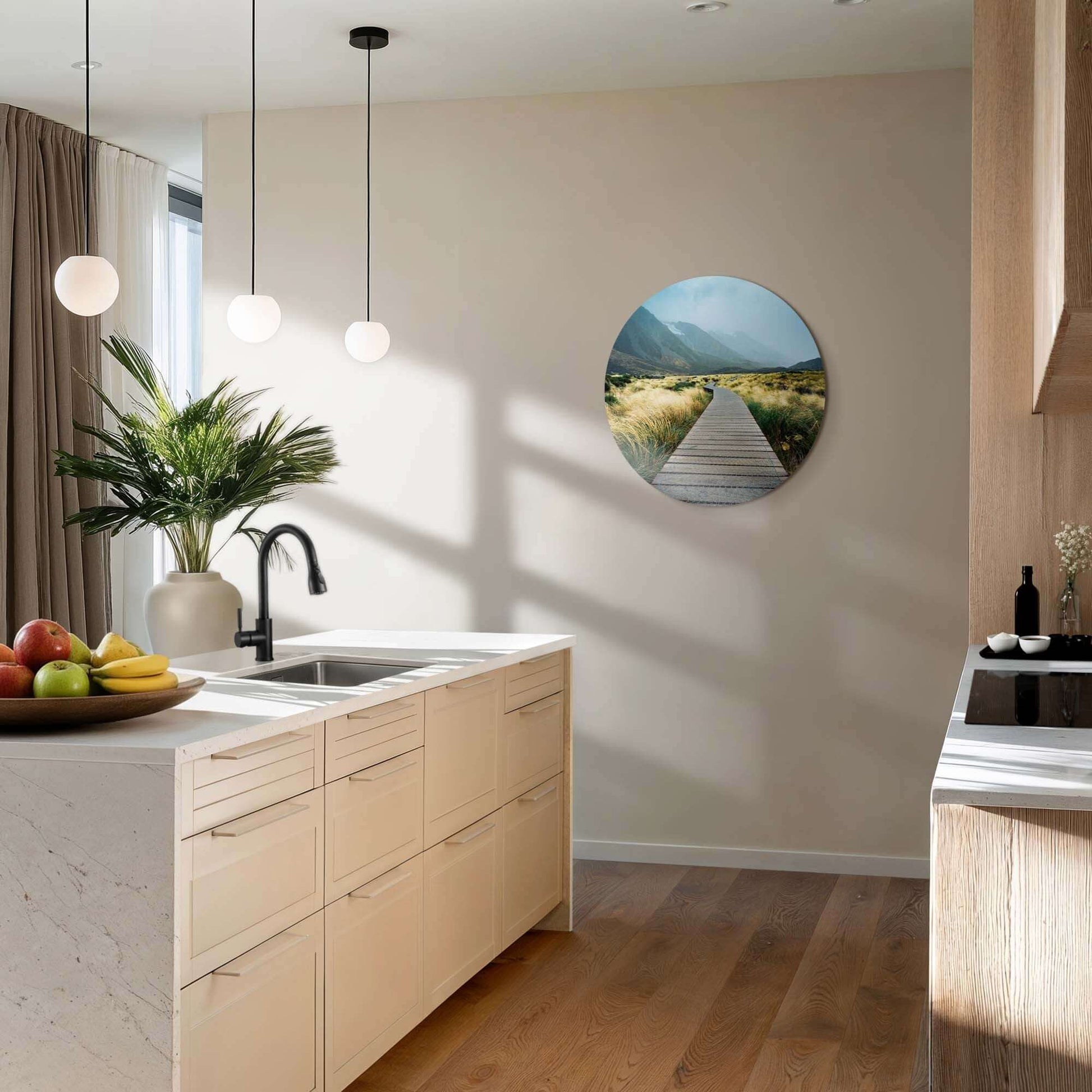 Misty Valley Trail - Wandbild in moderner Küche mit Holzelementen und natürlichem Licht.