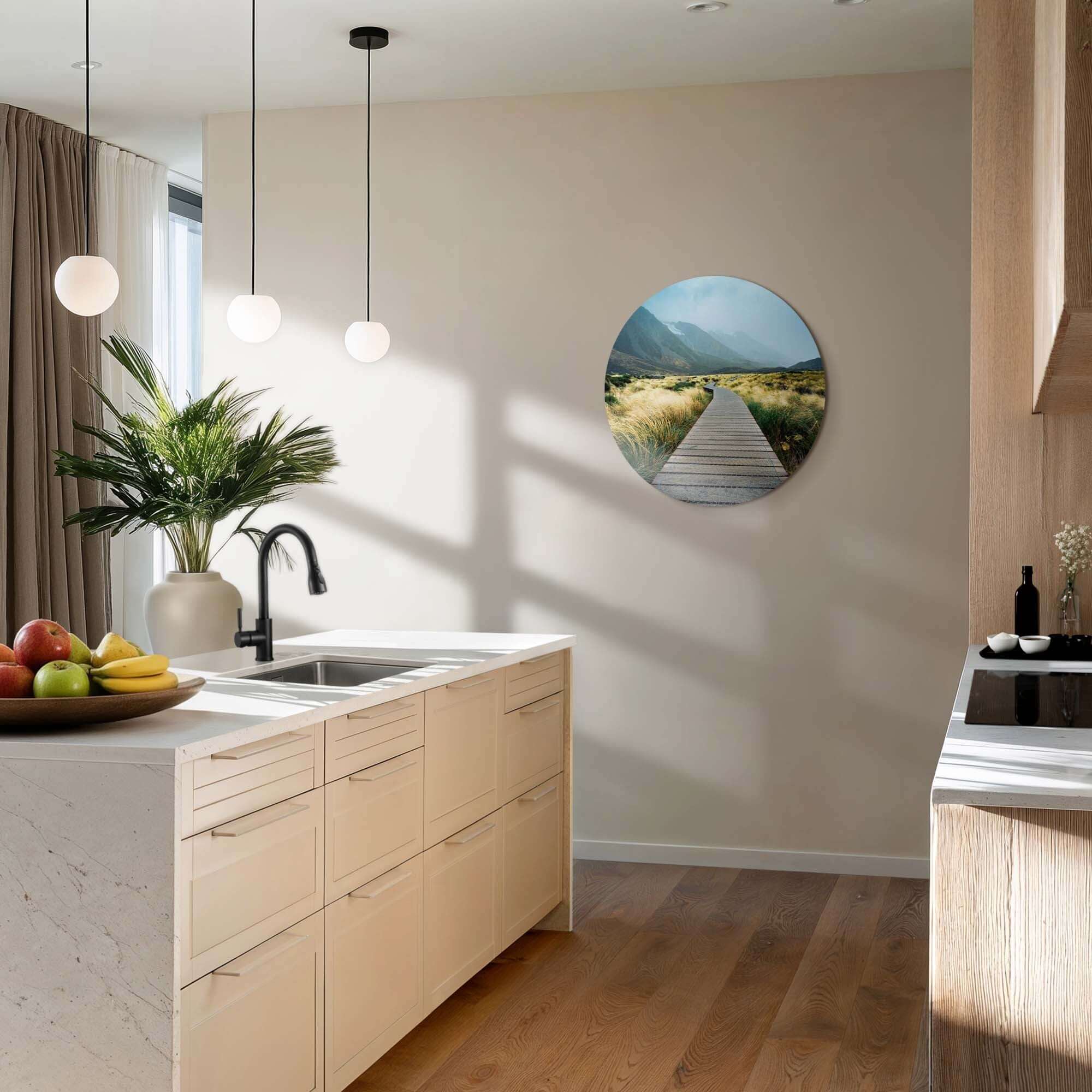 Misty Valley Trail - Wandbild in moderner Küche mit Holzelementen und natürlichem Licht.