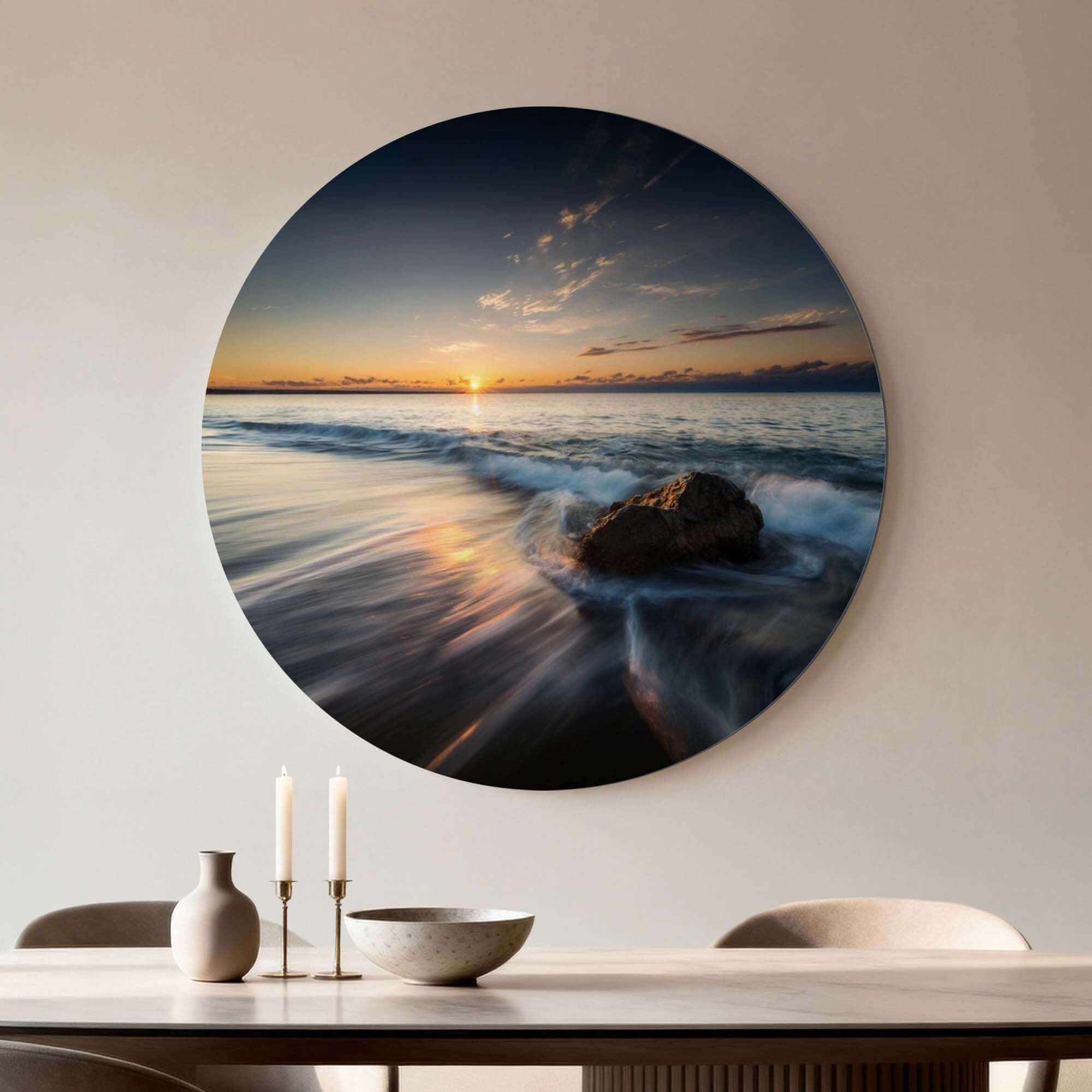 Ocean Whisper - Wandbild mit einem Sonnenuntergang über einem plätschernden Meer und einem Felsen, Wanddekoration für Ruhe.