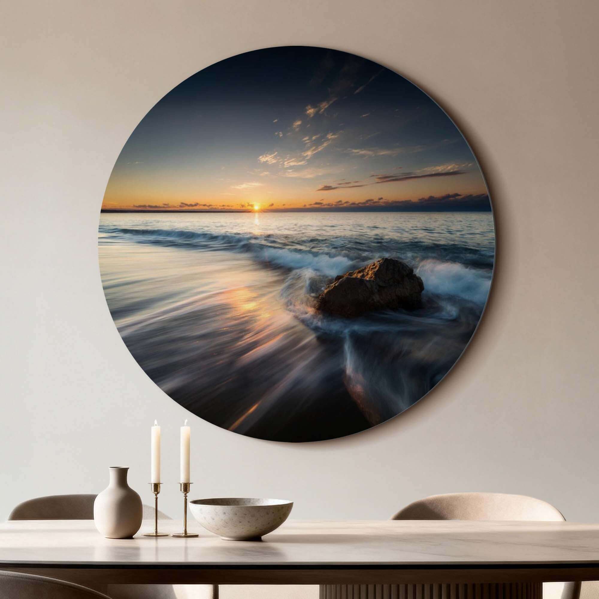 Ocean Whisper - Wandbild mit Meer, Felsen und Sonnenuntergang in einer modernen Inneneinrichtung.