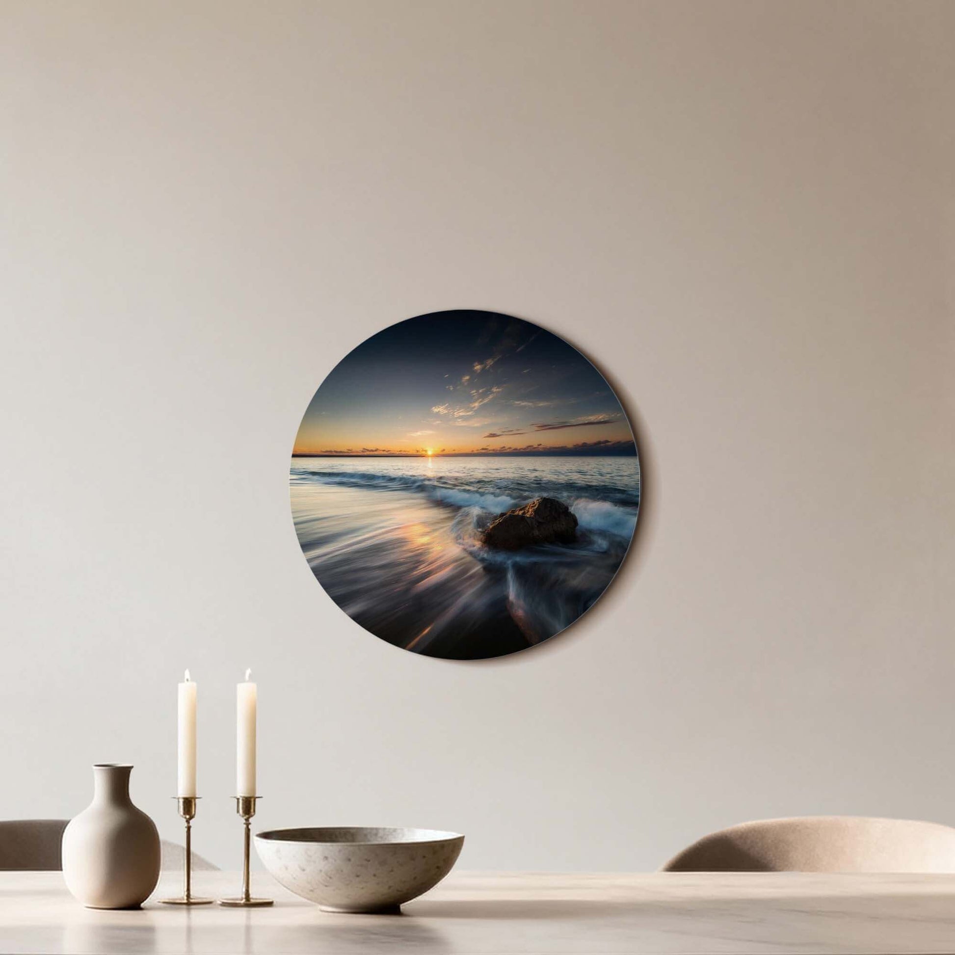 Ocean Whisper - Wandbild an der Wand, der einen Sonnenuntergang am Meer und einen Felsen zeigt.
