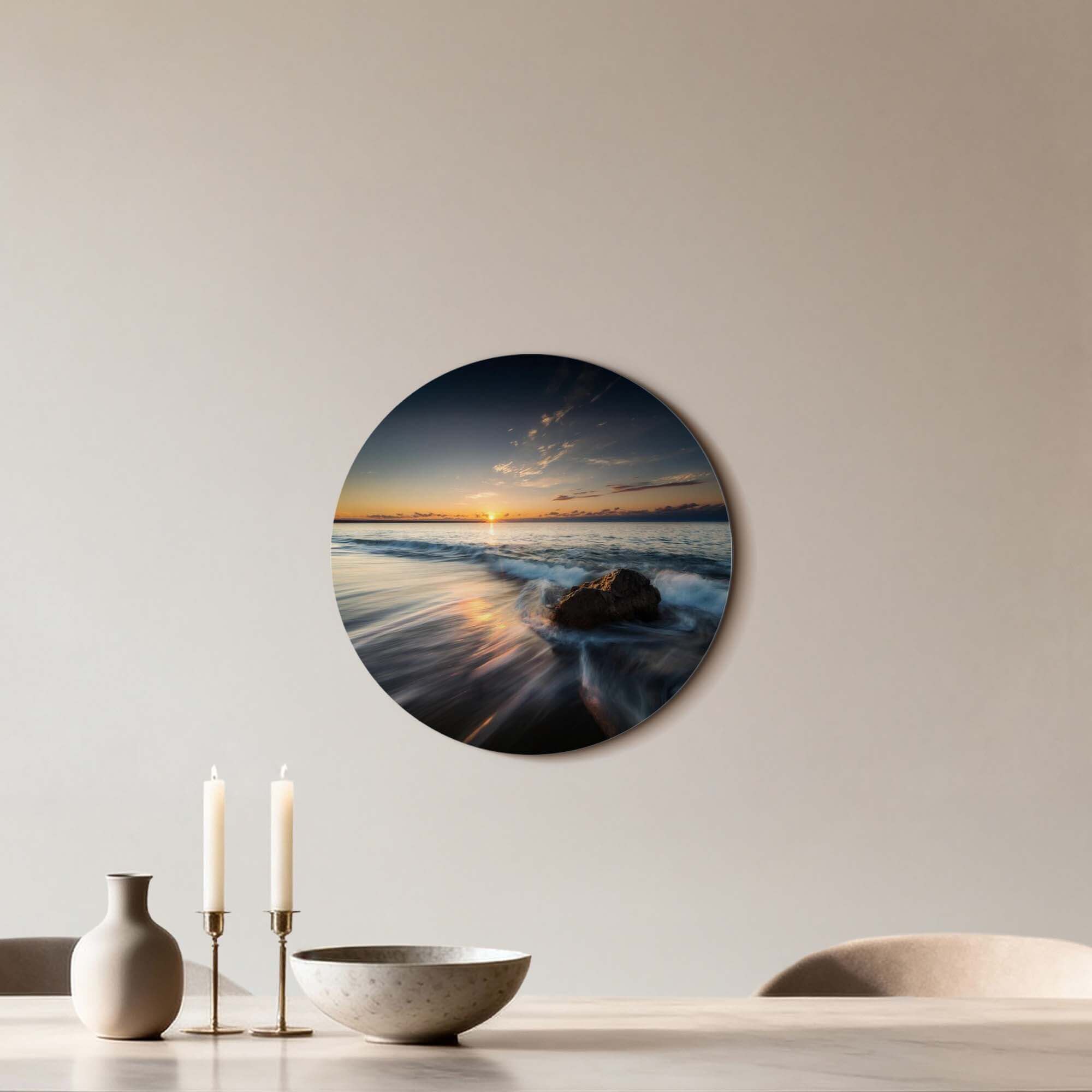 Ocean Whisper - Wandbild an der Wand, der einen Sonnenuntergang am Meer und einen Felsen zeigt.