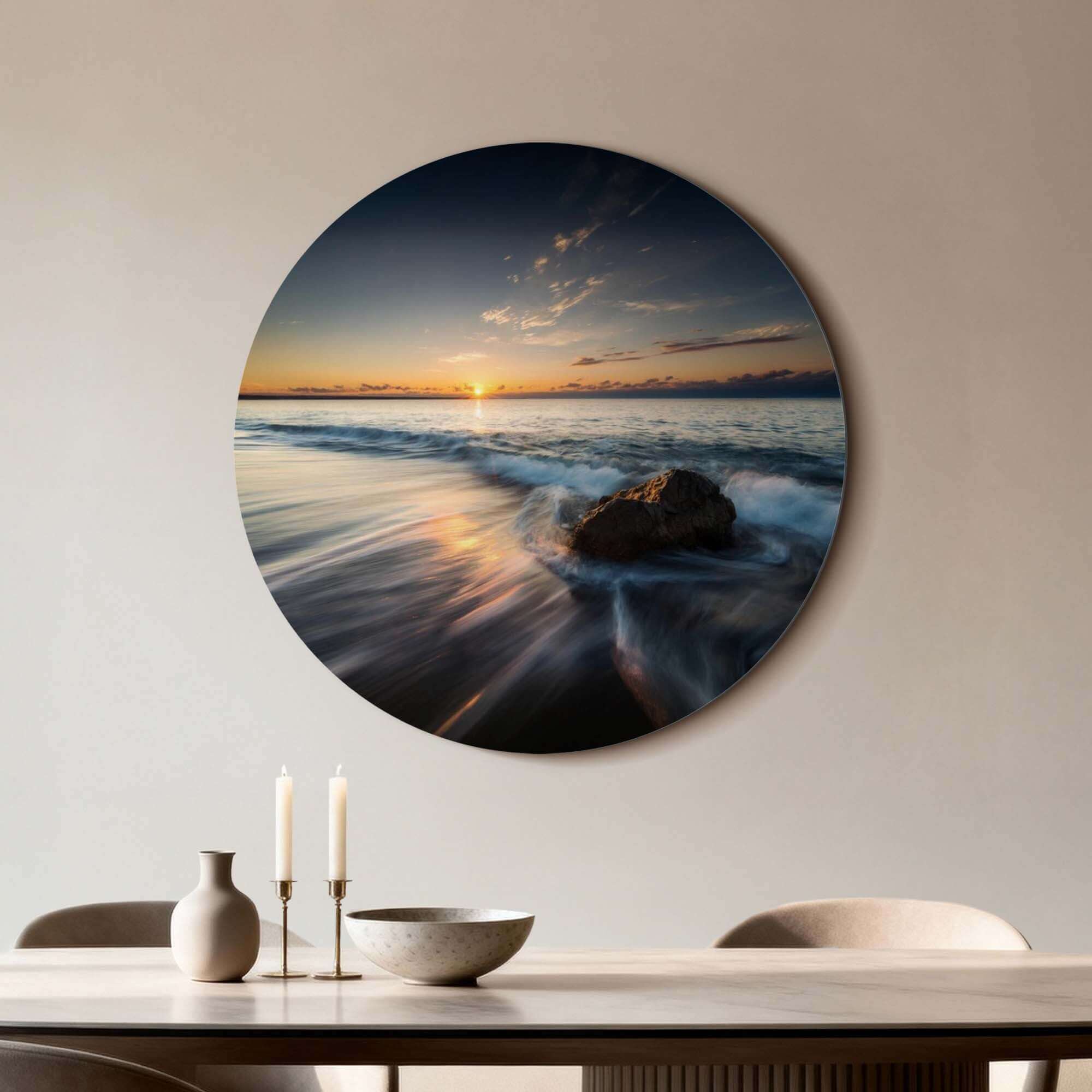 Ocean Whisper - Wandbild mit einem ruhigen Meer, einem Felsen und einer untergehenden Sonne für eine elegante Wanddekoration.