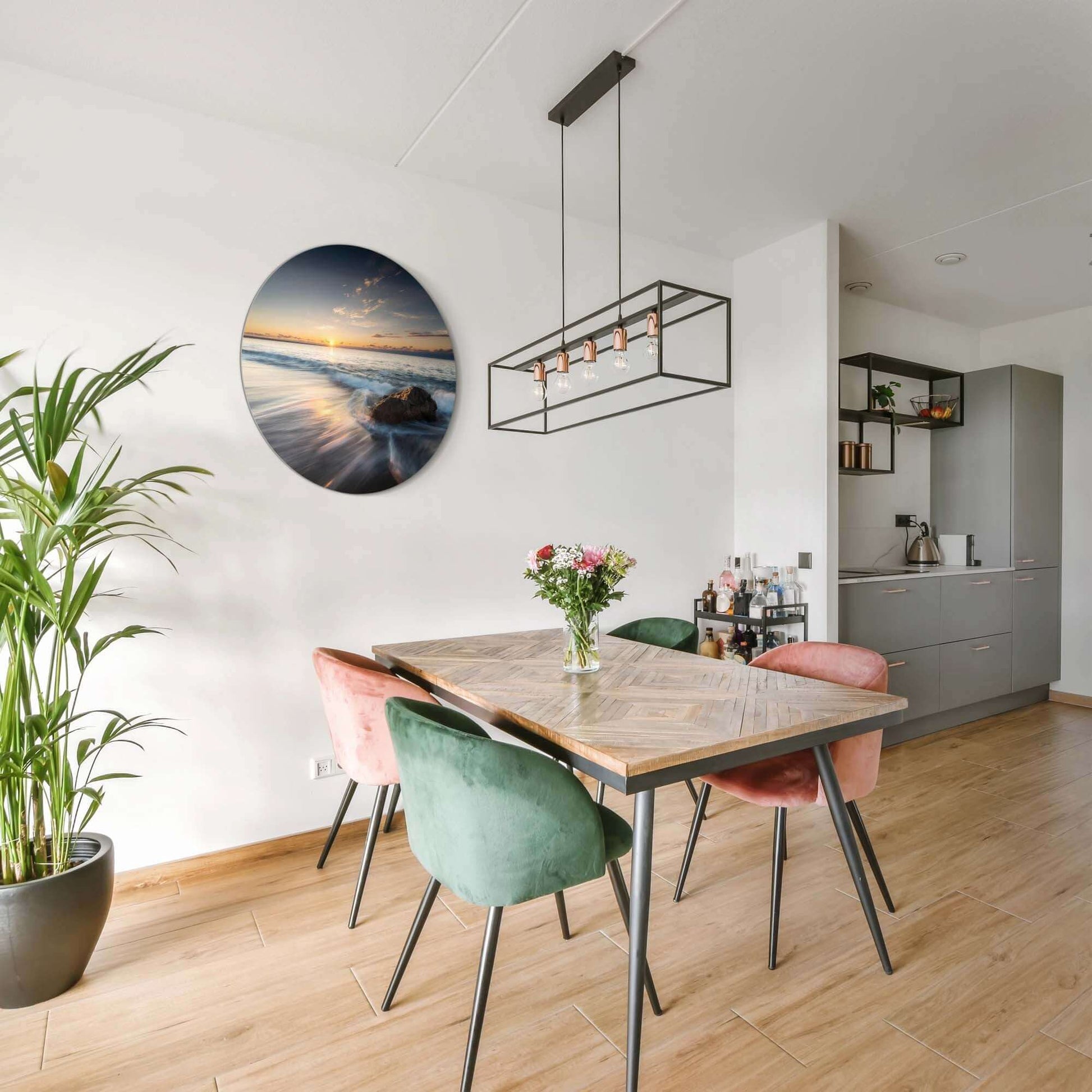 Ocean Whisper - Wandbild im stilvollen Esszimmer mit modernen Möbeln und Pflanzen.