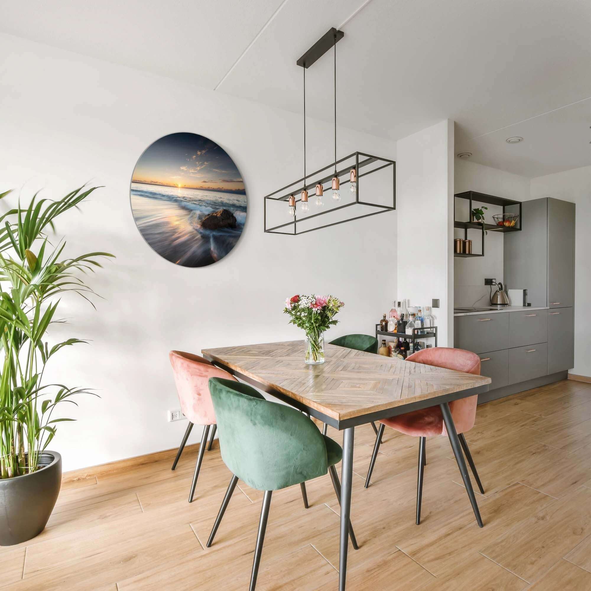 Ocean Whisper - Wandbild im stilvollen Esszimmer mit modernen Möbeln und Pflanzen.