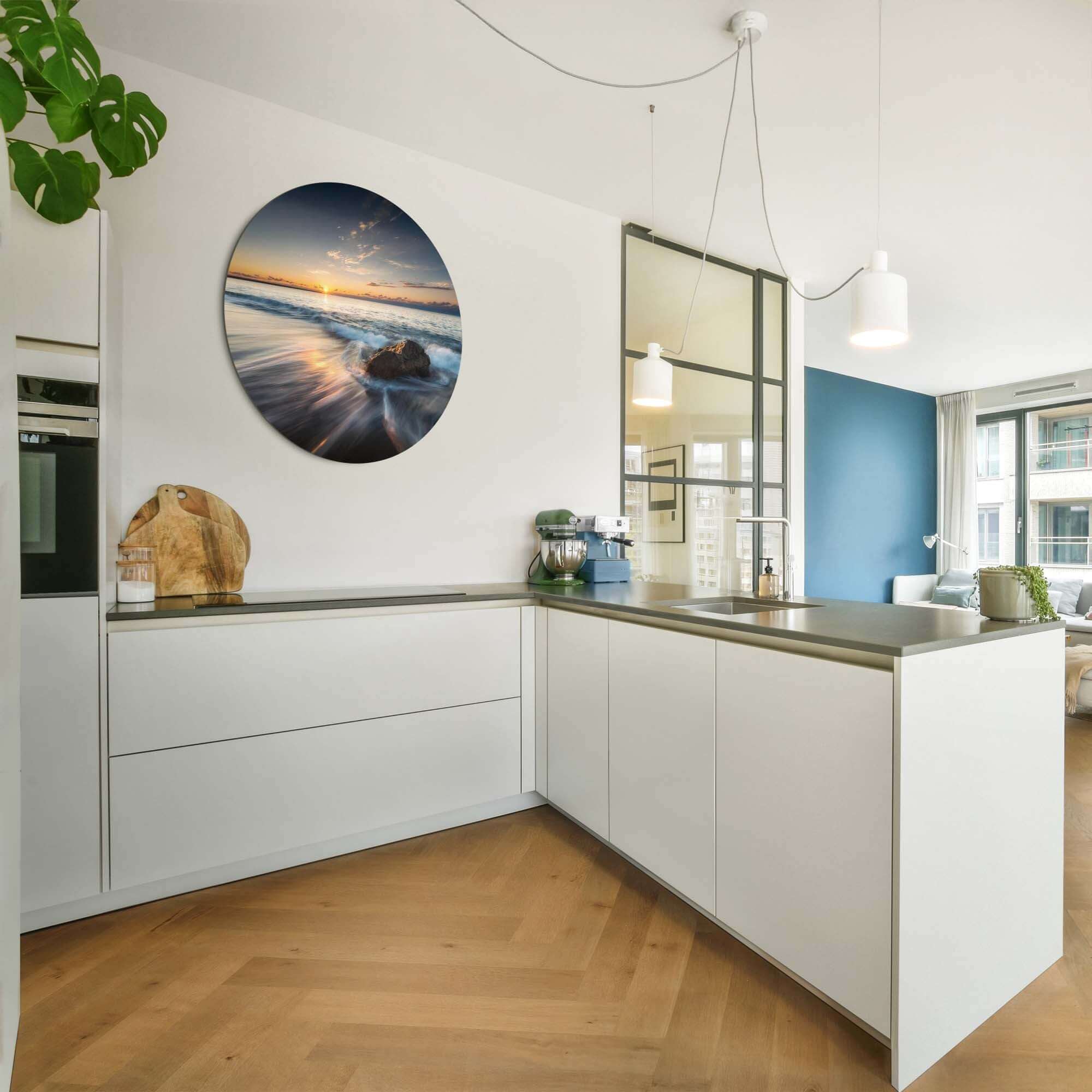 Ocean Whisper - Wandbild in einer modernen Küche mit Meerblick und minimalistischem Dekor.