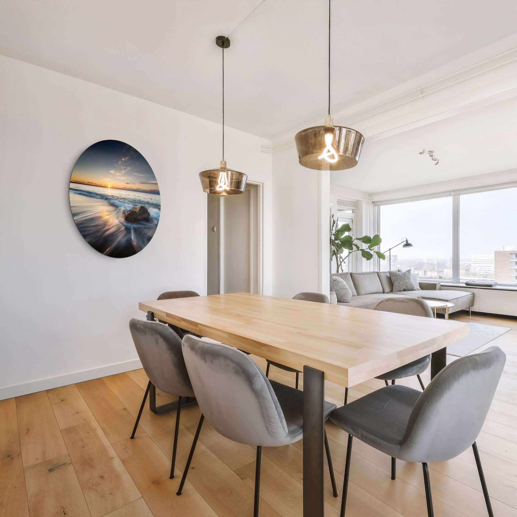 Ocean Whisper - Wandbild in einem modernen Esszimmer mit Holztisch und eleganter Beleuchtung.