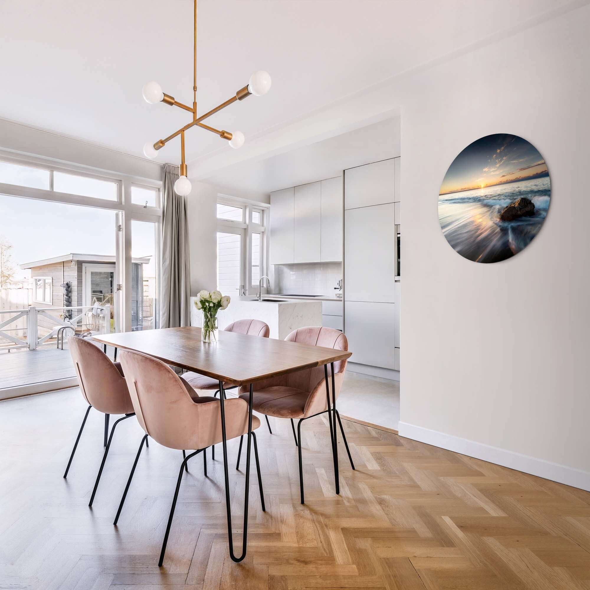 Ocean Whisper - Wandbild an der Wand im modernen Esszimmer mit hellen und sanften Farben.