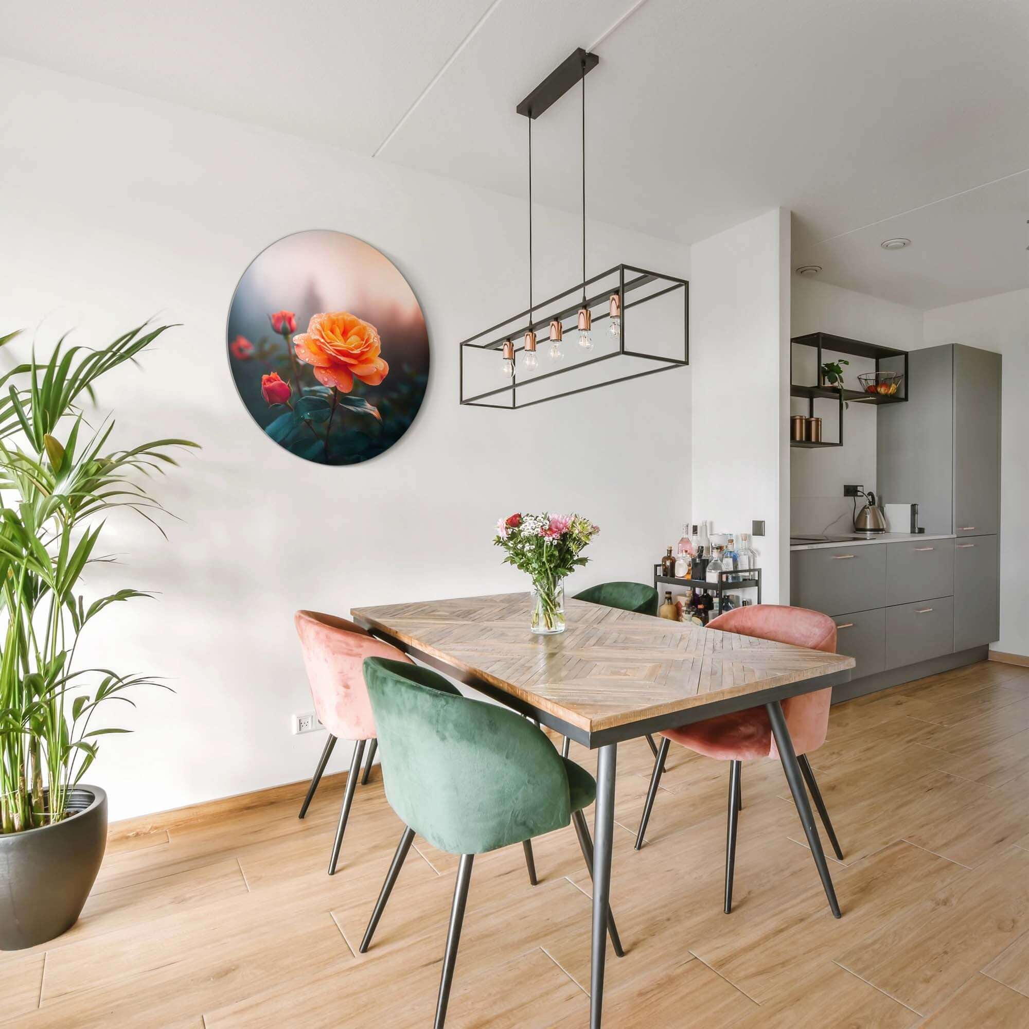 Morgenrose - Wandbild in der Küche mit warmer orangefarbener Rose und sanftem Morgenlicht, Wanddekoration für Ambiente und Eleganz.