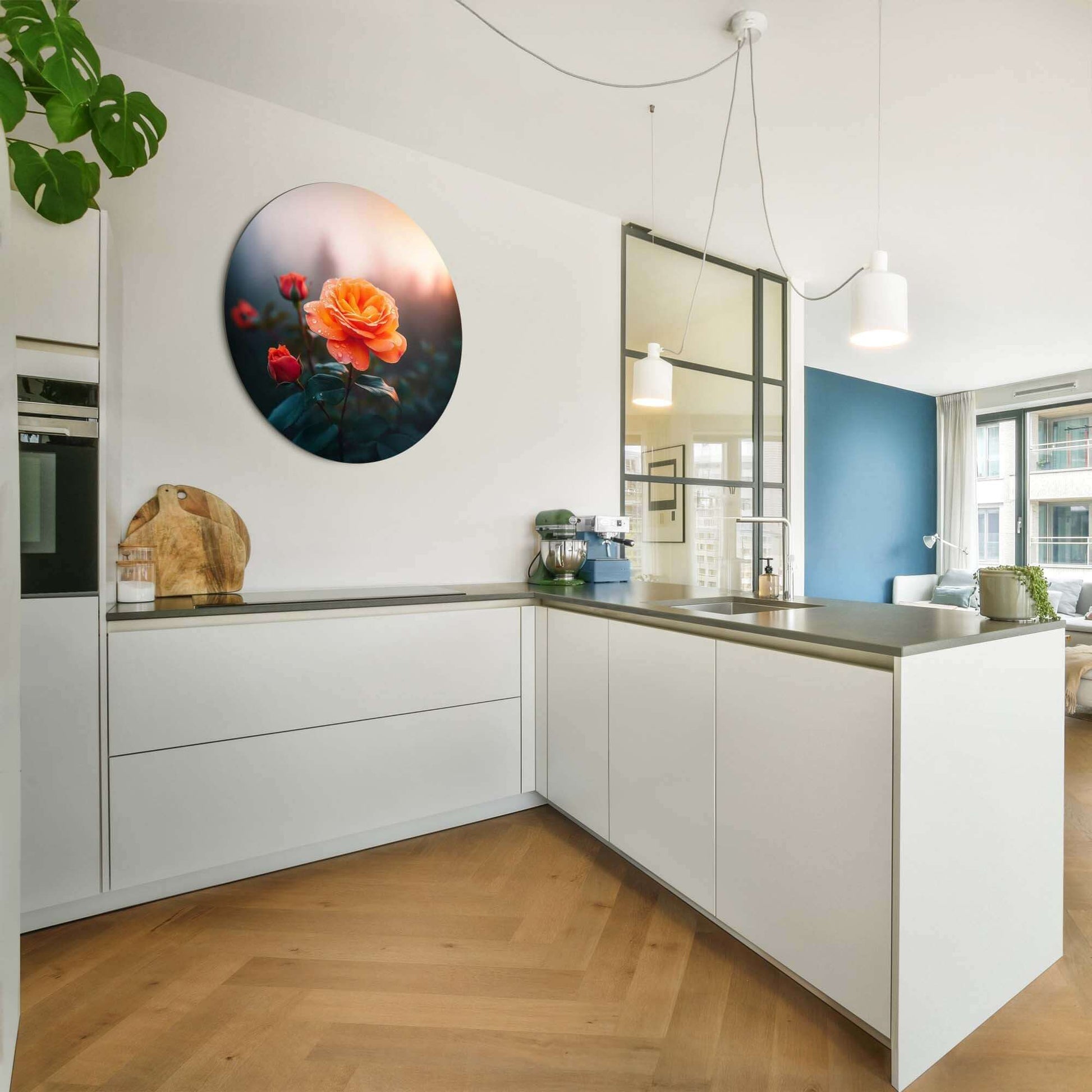 Morning rose - Wandbild in einer modernen Küche mit warmen orangefarbenen Rosen und sanftem Morgenlicht.
