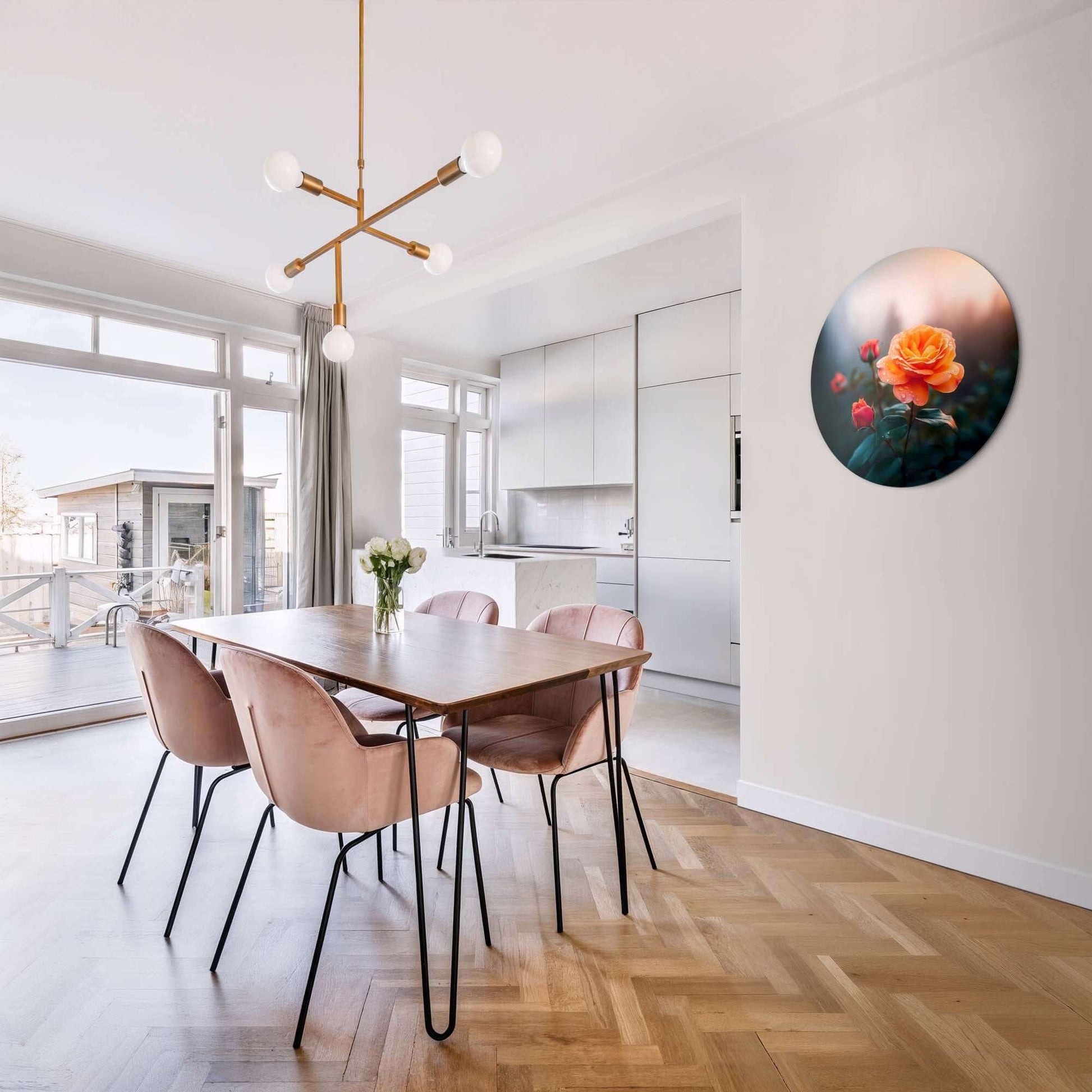 Morgenrose - Wandbild an der Wand in einem modernen Esszimmer mit einem Holztisch und rosa Stühlen.