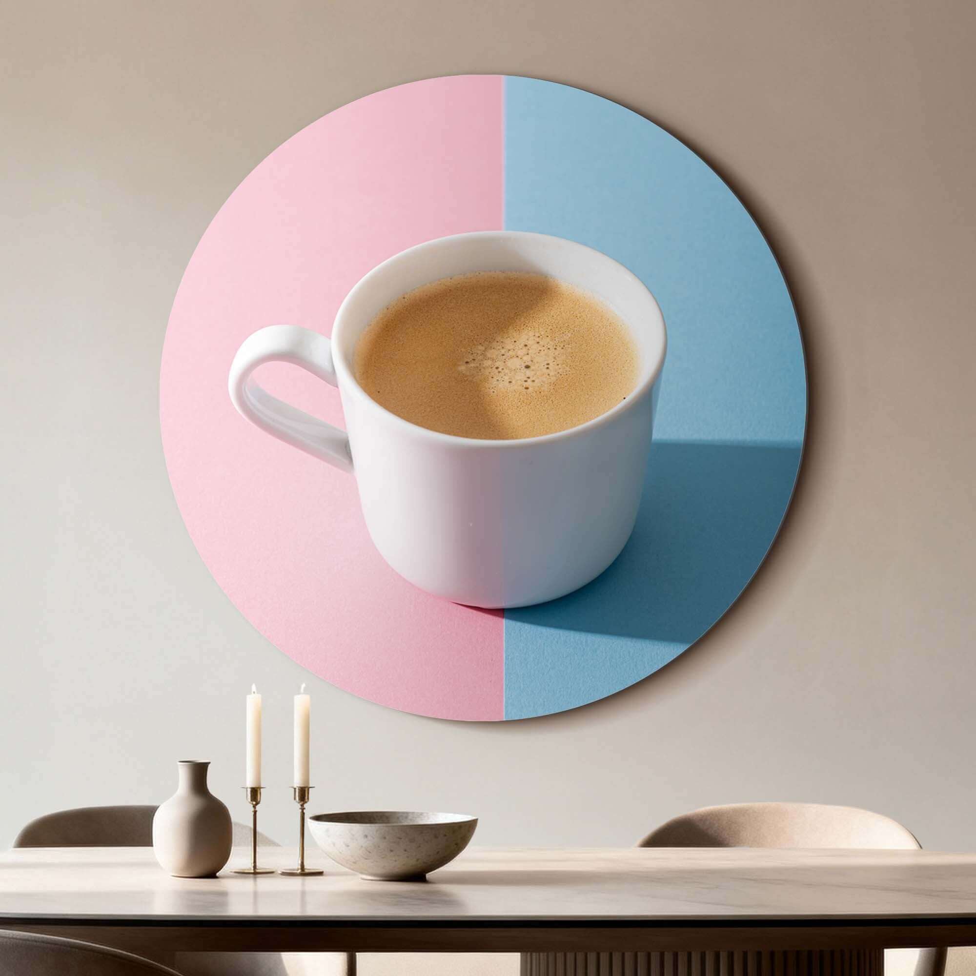Pastellfarbener Kaffeemoment - Wandbild mit einer Tasse frisch gebrühtem Kaffee auf einem pastellfarbenen Hintergrund in einer modernen Küche, Wandbilddekor.