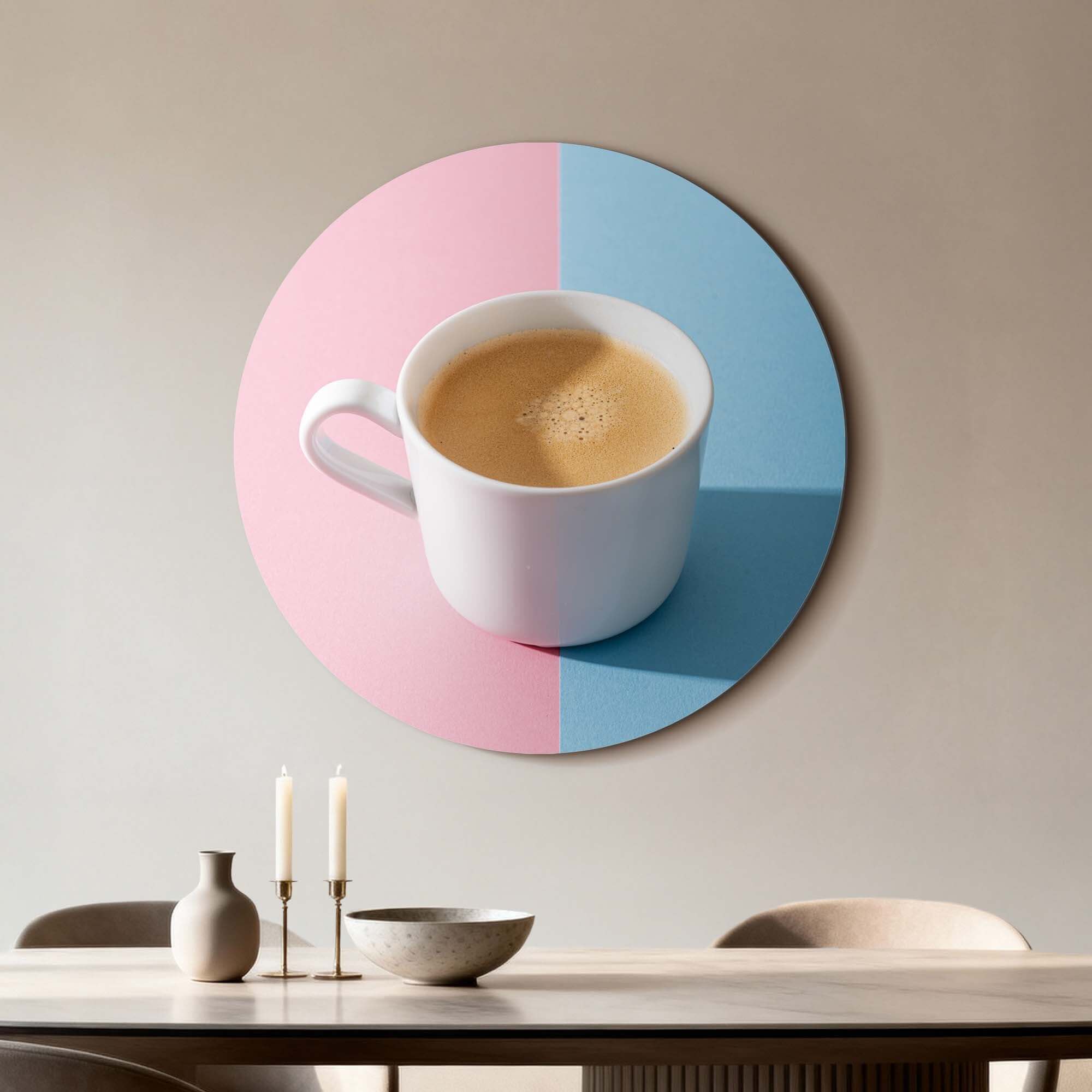 Pastellfarbener Kaffeemoment - Wandbild in moderner Küche mit frisch gebrühtem Kaffee vor pastellfarbenem Hintergrund, ideal für Wandbilder.