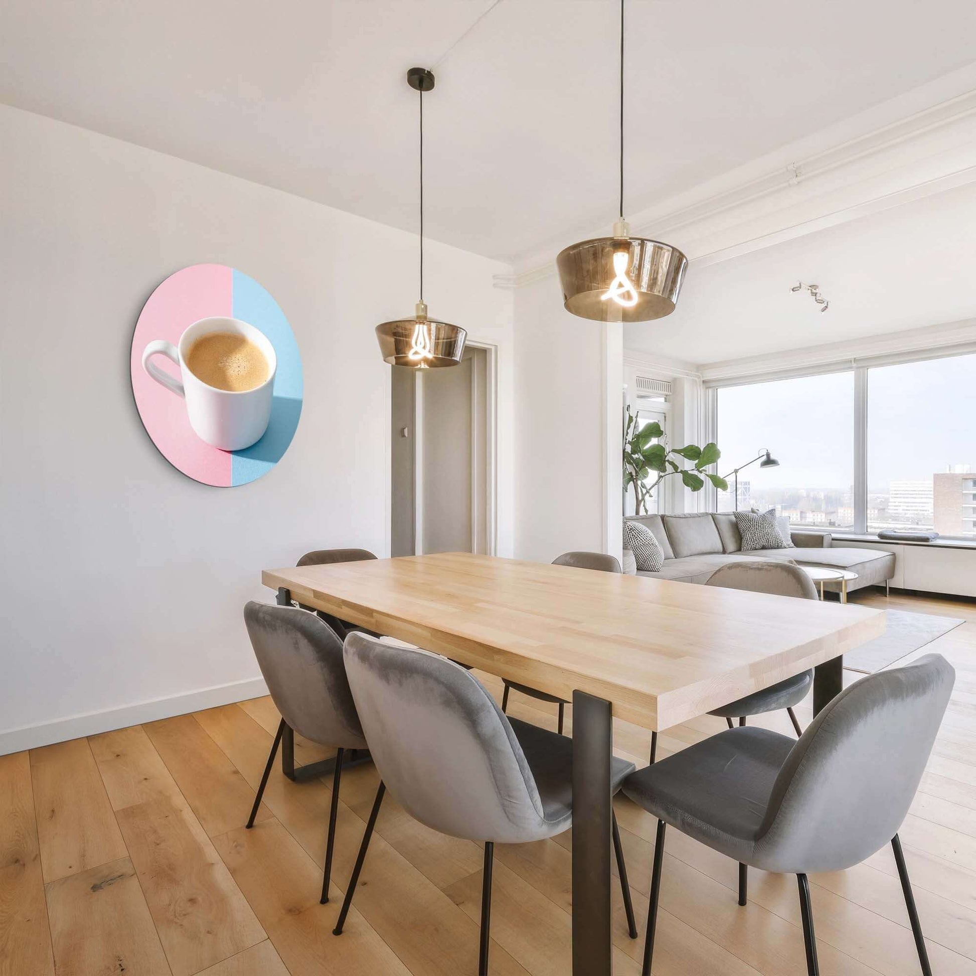 Pastellfarbener Kaffeemoment - Wandbild ziert eine moderne Esszimmerwand und zeigt eine Kaffeetasse auf einem verspielten pastellfarbenen Hintergrund; perfekt für Küchen.