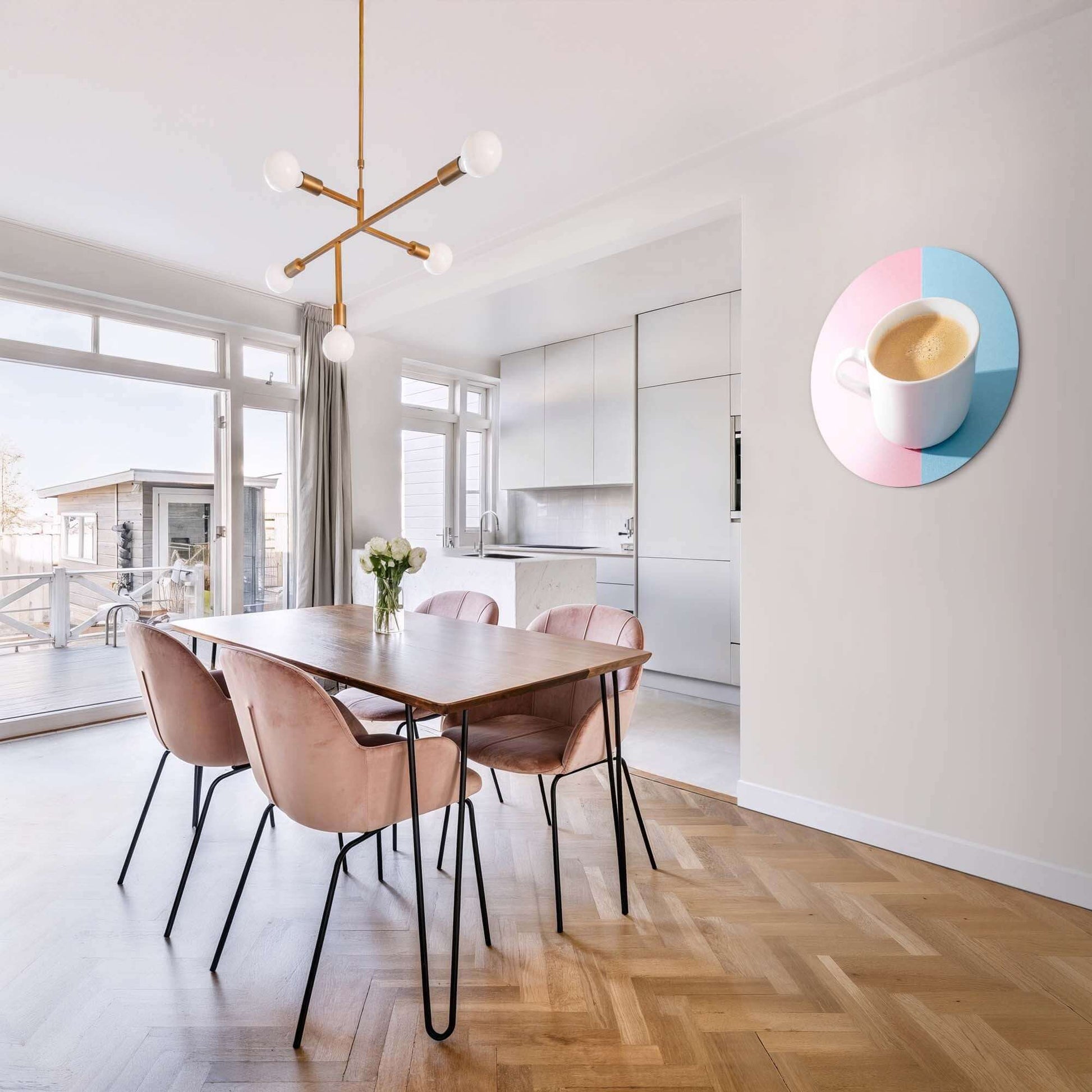 Pastellfarbener Kaffeemoment - Wandbild in einer modernen Küche mit einer Tasse Kaffee auf pastellfarbenem Hintergrund, ideal für Wandbilder oder Wandbilddekoration.