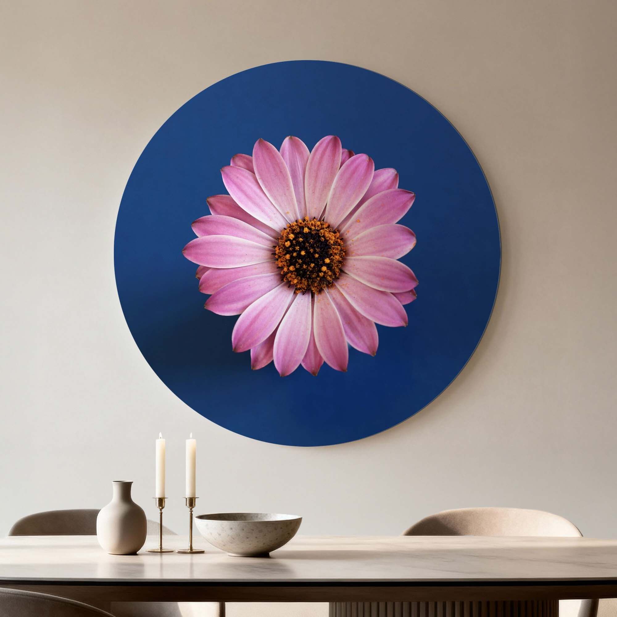 Pastellfarbenes Gänseblümchen - Wandbild mit einem rosa Gänseblümchen auf blauem Hintergrund, ideal für Wandbilder in jeder Einrichtung.
