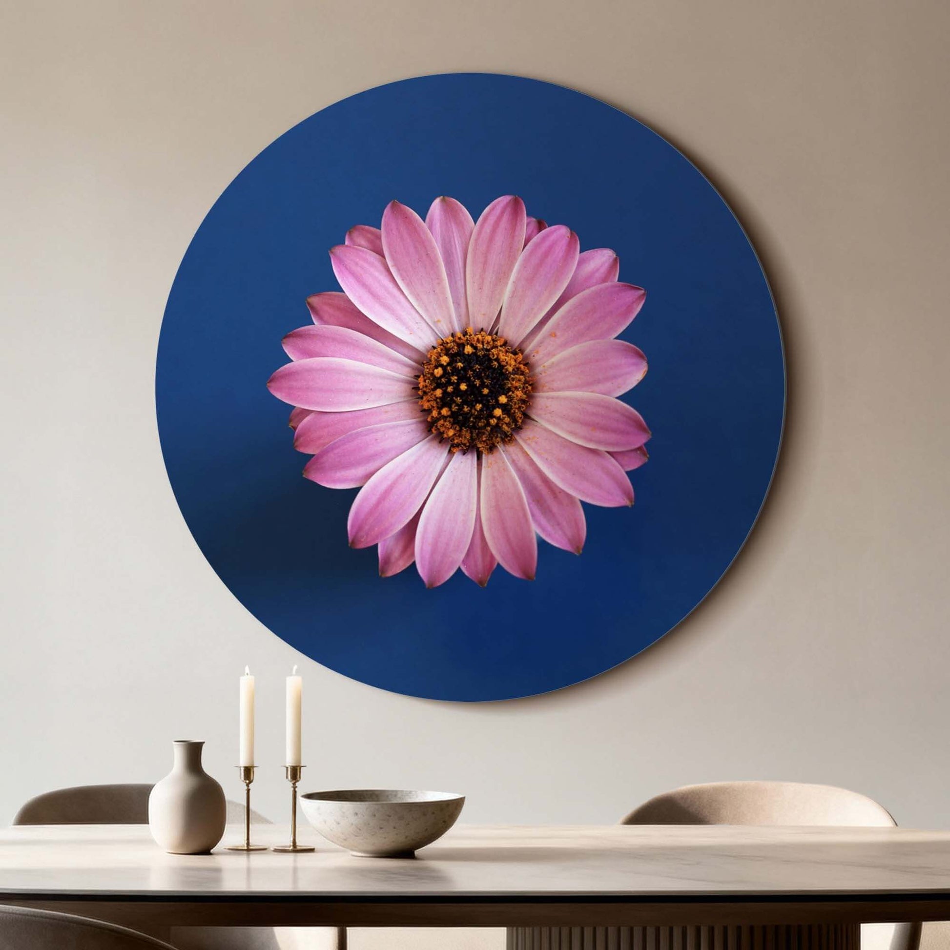 Pastell Gänseblümchen - Wandbild mit einem rosa Gänseblümchen auf blauem Hintergrund, der perfekte Wandbild für jede Einrichtung.