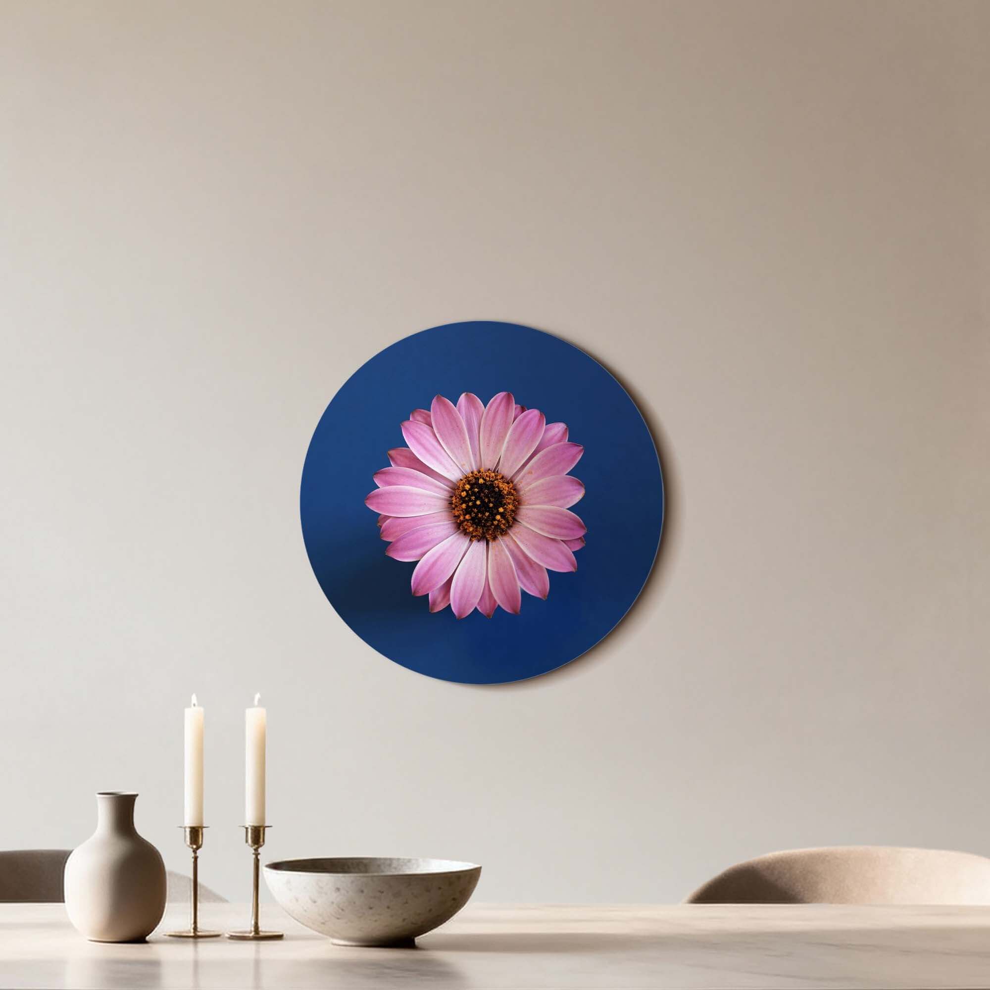 Pastellfarbenes Gänseblümchen - Wandbild mit zartrosa Gänseblümchen auf tiefblauem Hintergrund, perfekt für die Wanddekoration.