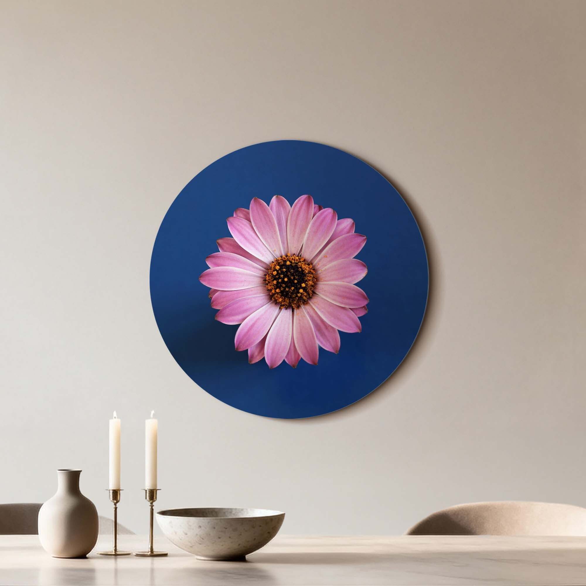 Pastell Gänseblümchen - Wandbild mit rosa Gänseblümchen auf blauem Hintergrund, perfekt für die Wanddekoration.