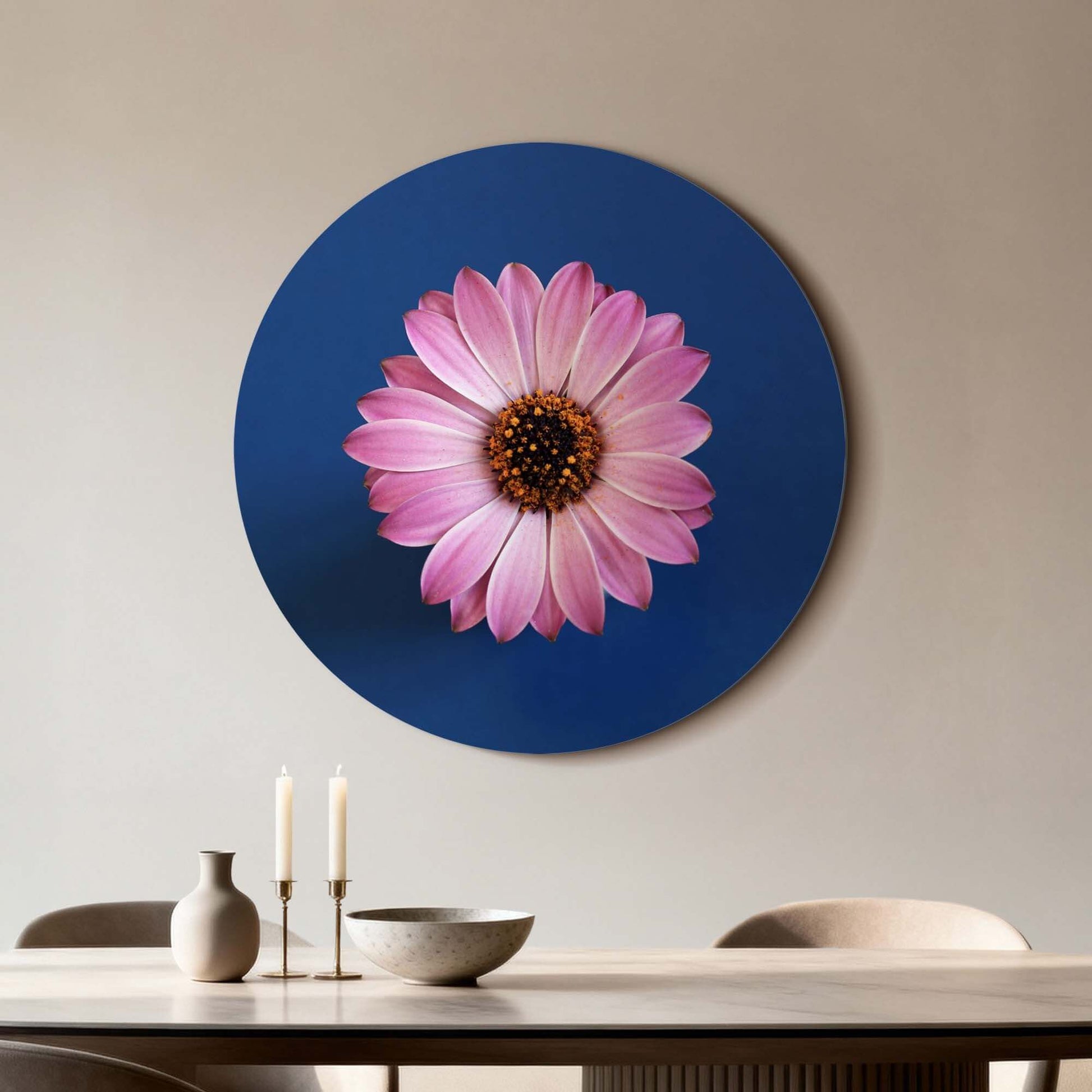 Pastellfarbenes Gänseblümchen - Wandbild auf einem tiefblauen Hintergrund, perfekt für die Wanddekoration in jedem Interieur.