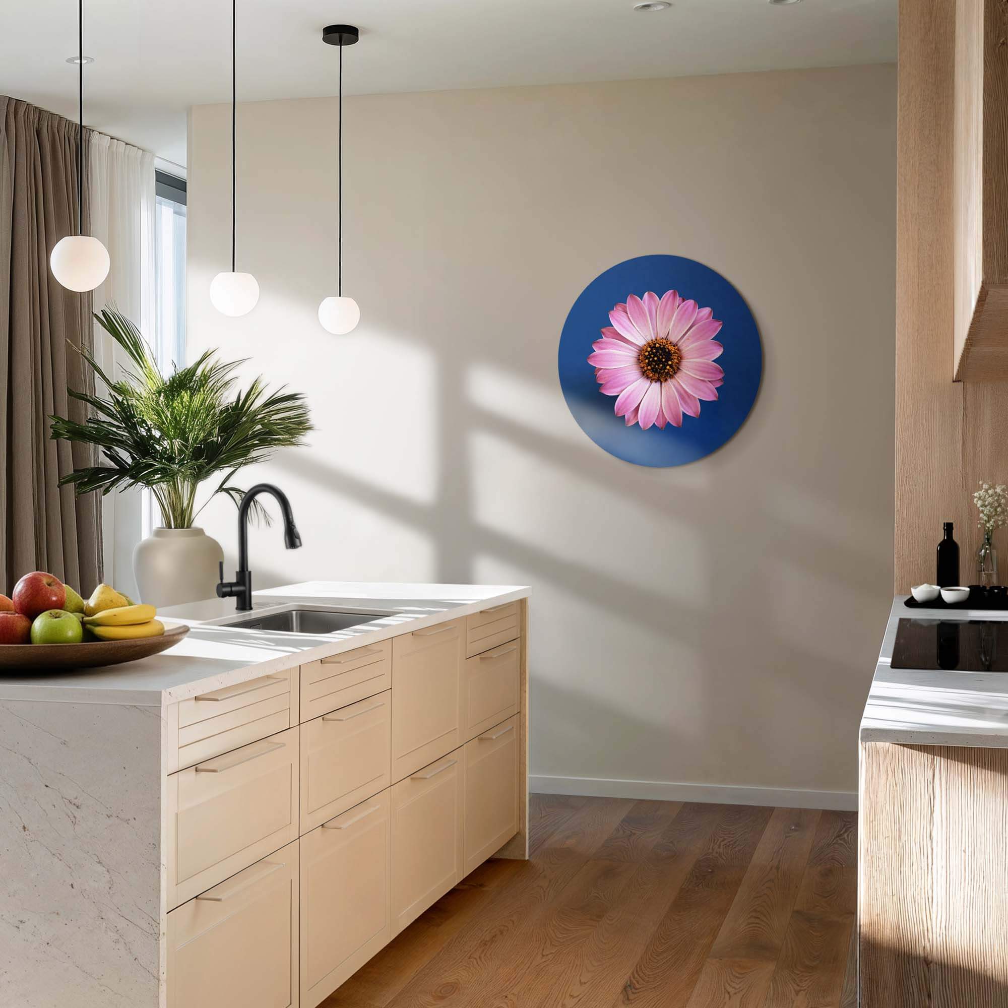Pastell Gänseblümchen - Wandbild an einer Wand in einer modernen Küche mit blauem Hintergrund.