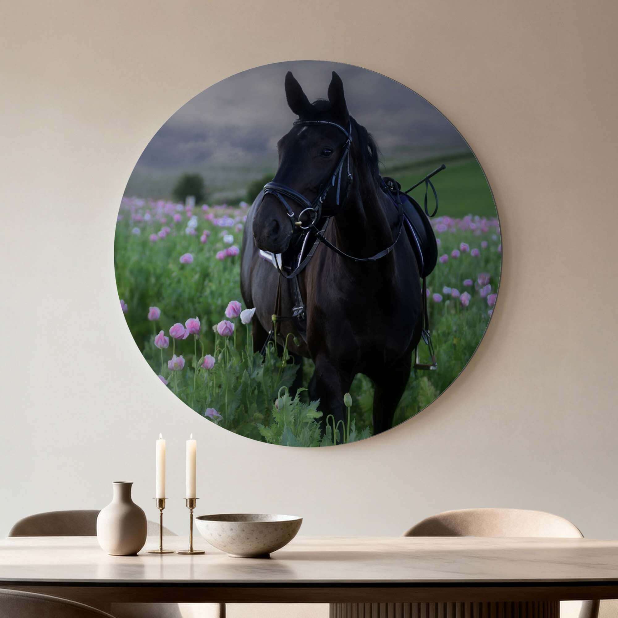 Pasture Light - Wandbild mit schwarzem Pferd in einem Blumenfeld, bringt Ruhe und Stil in jeden Raum.