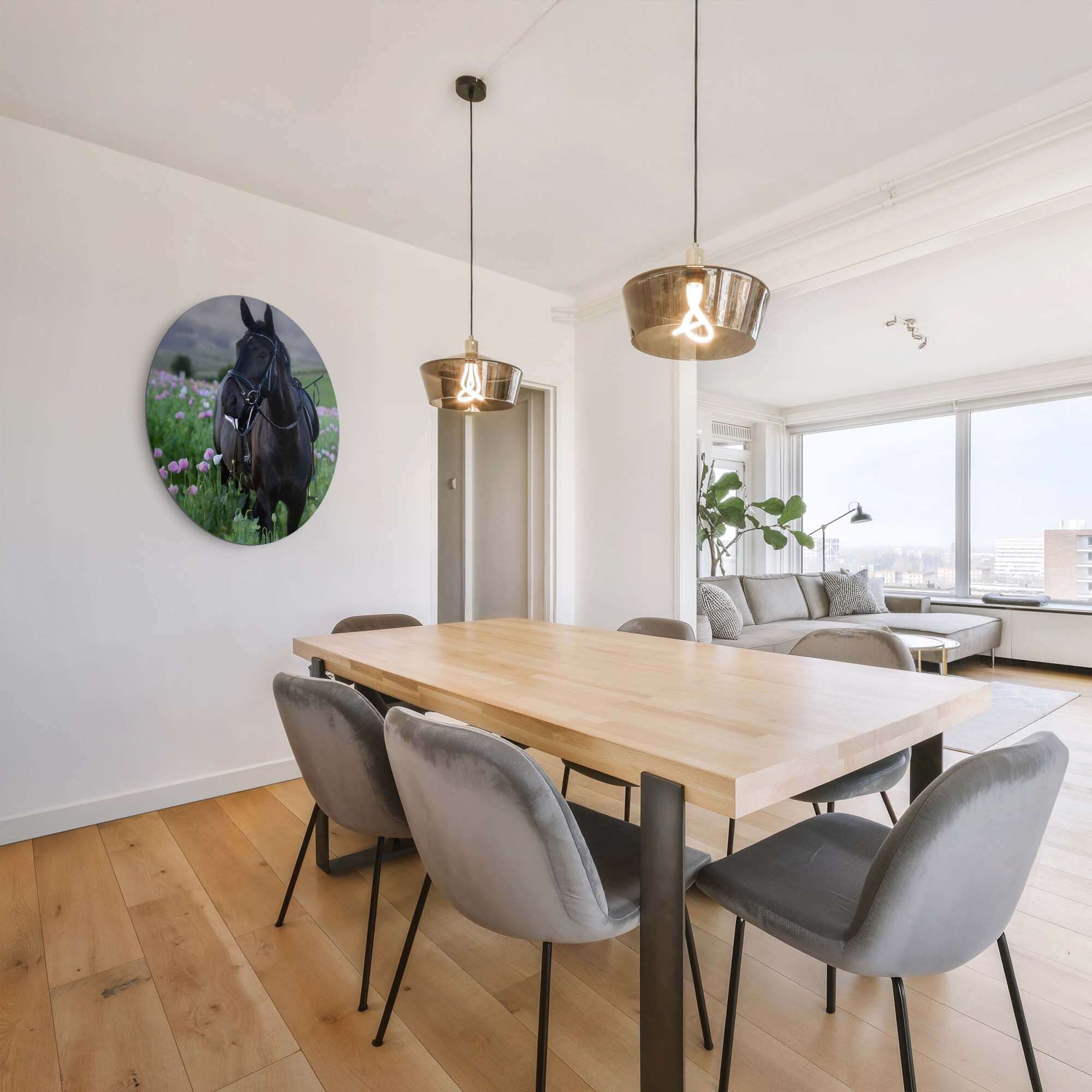 Pasture Light - Wandbild im modernen Wohnzimmer mit Tisch und Stühlen, Atmosphäre von Ruhe und Stil.